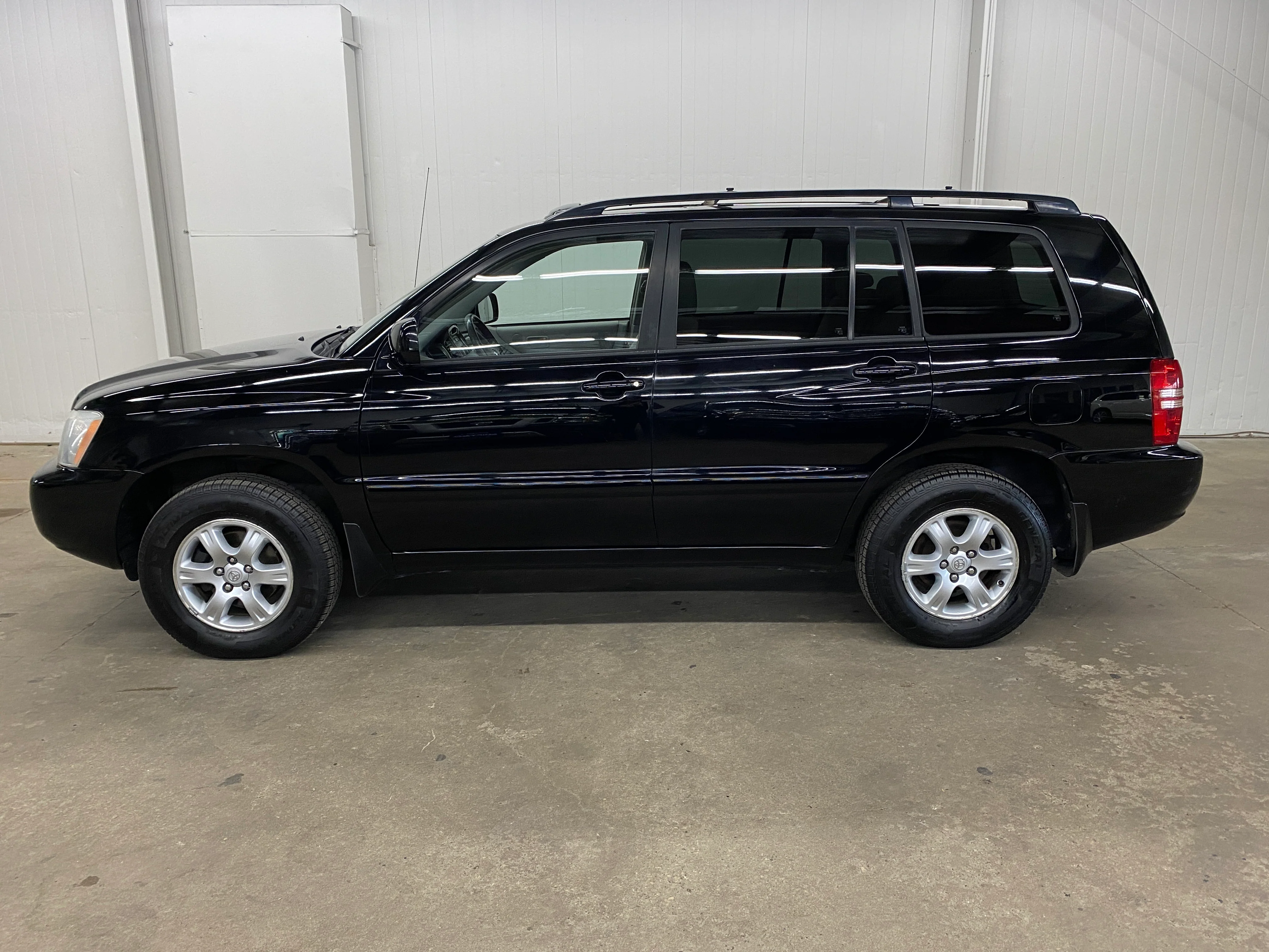 2003 Toyota Highlander V6 4WD - Image 2