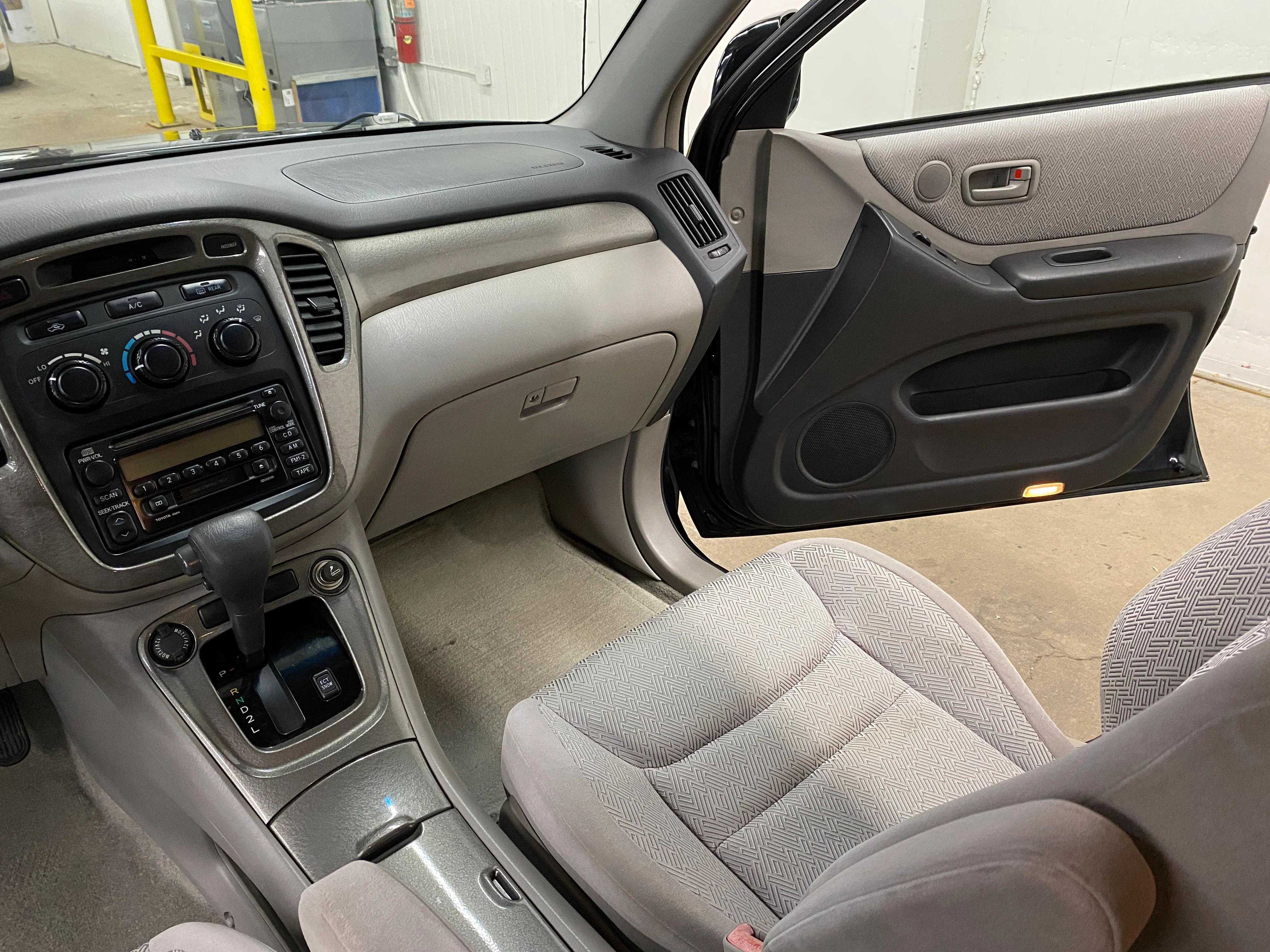 2003 Toyota Highlander V6 4WD - Image 23