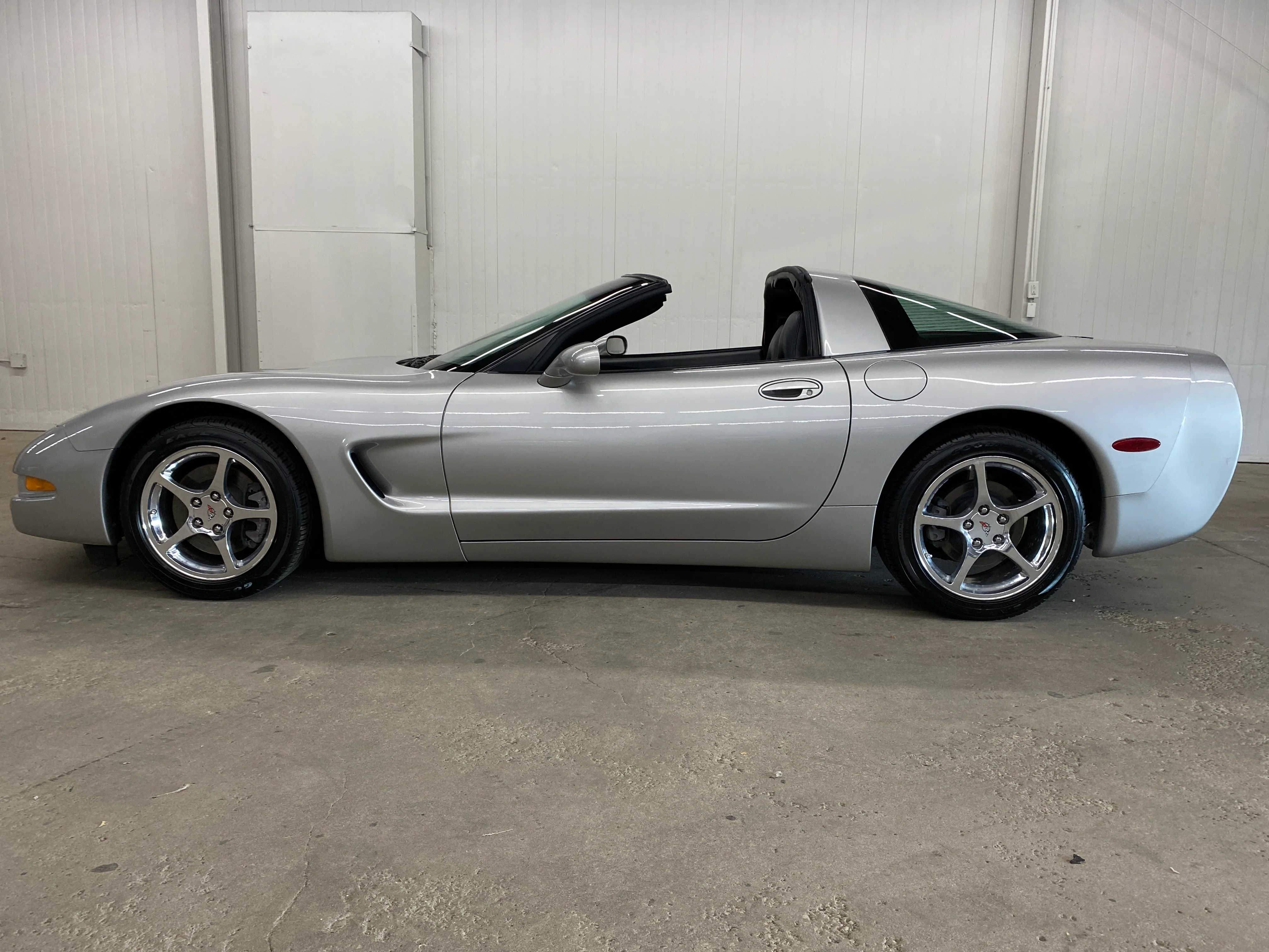 2004 Chevrolet Corvette Coupe - Image 10