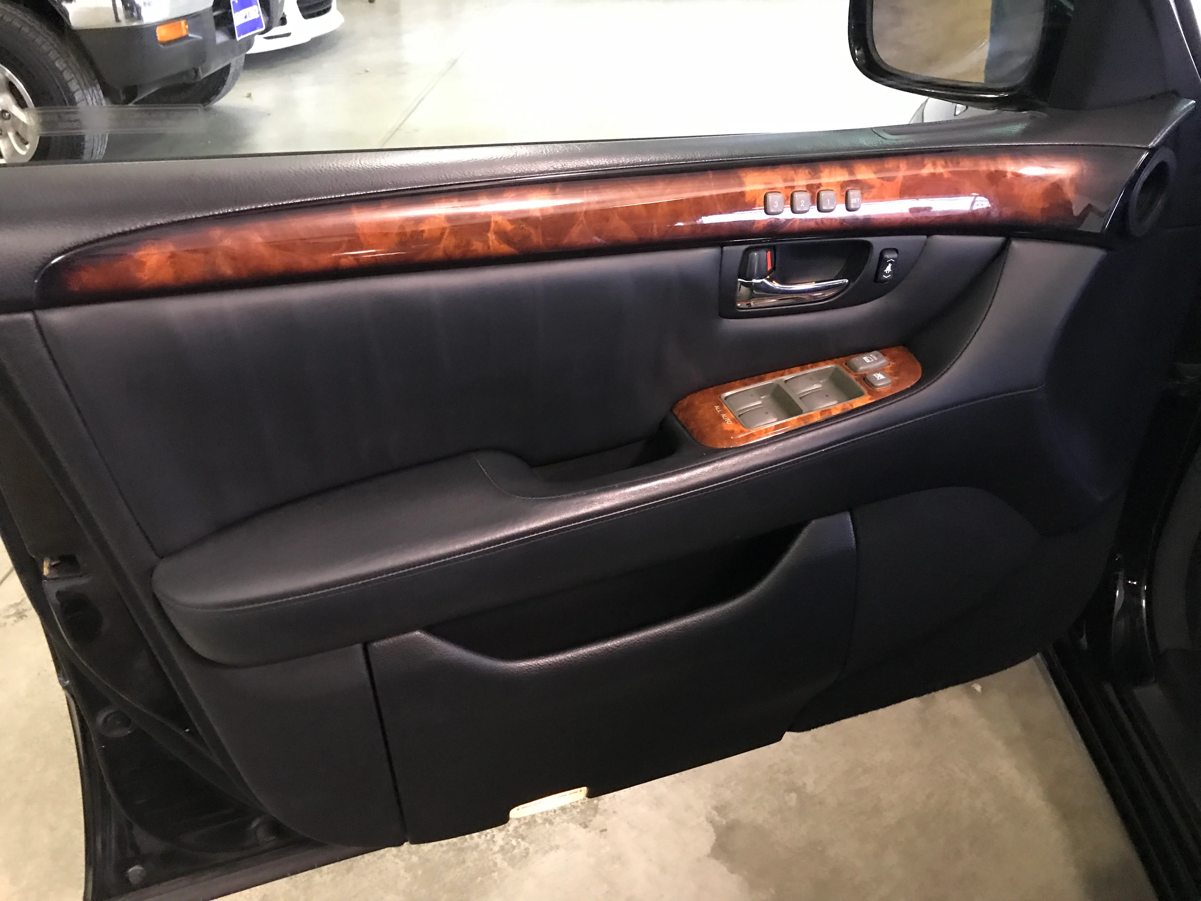 2005 Lexus LS430 - Image 27