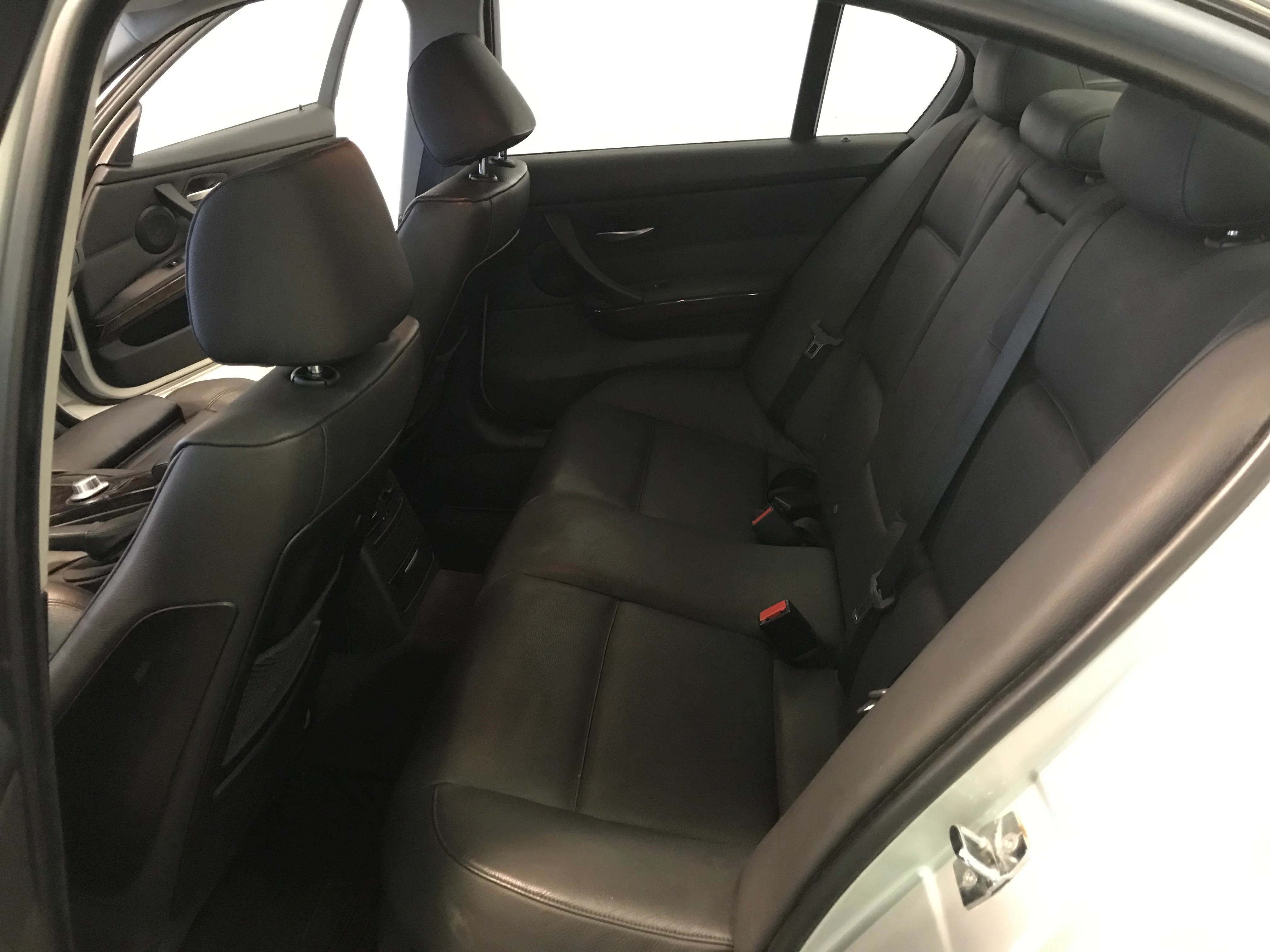 2006 BMW 330i - Image 11
