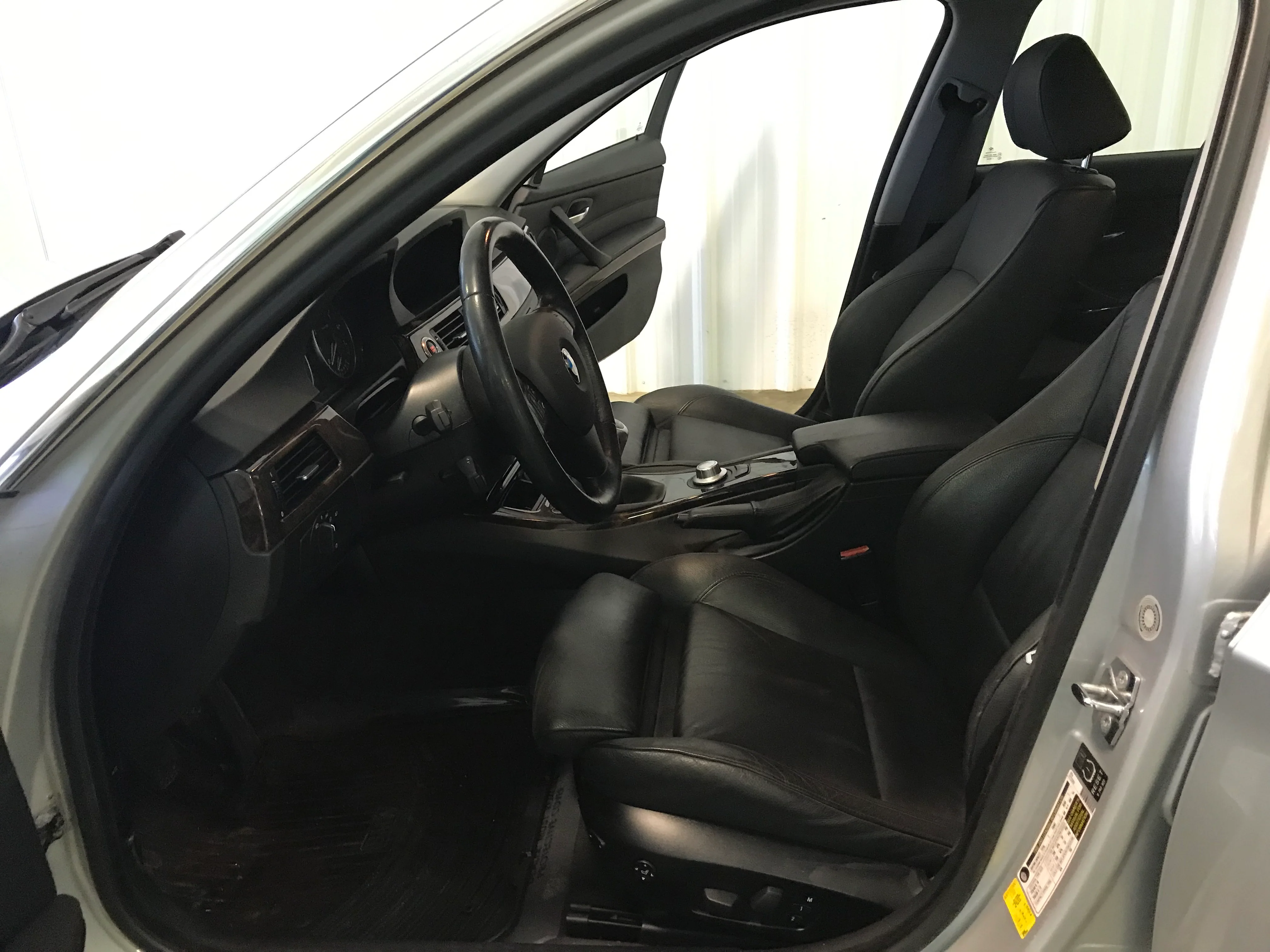 2006 BMW 330i - Image 12