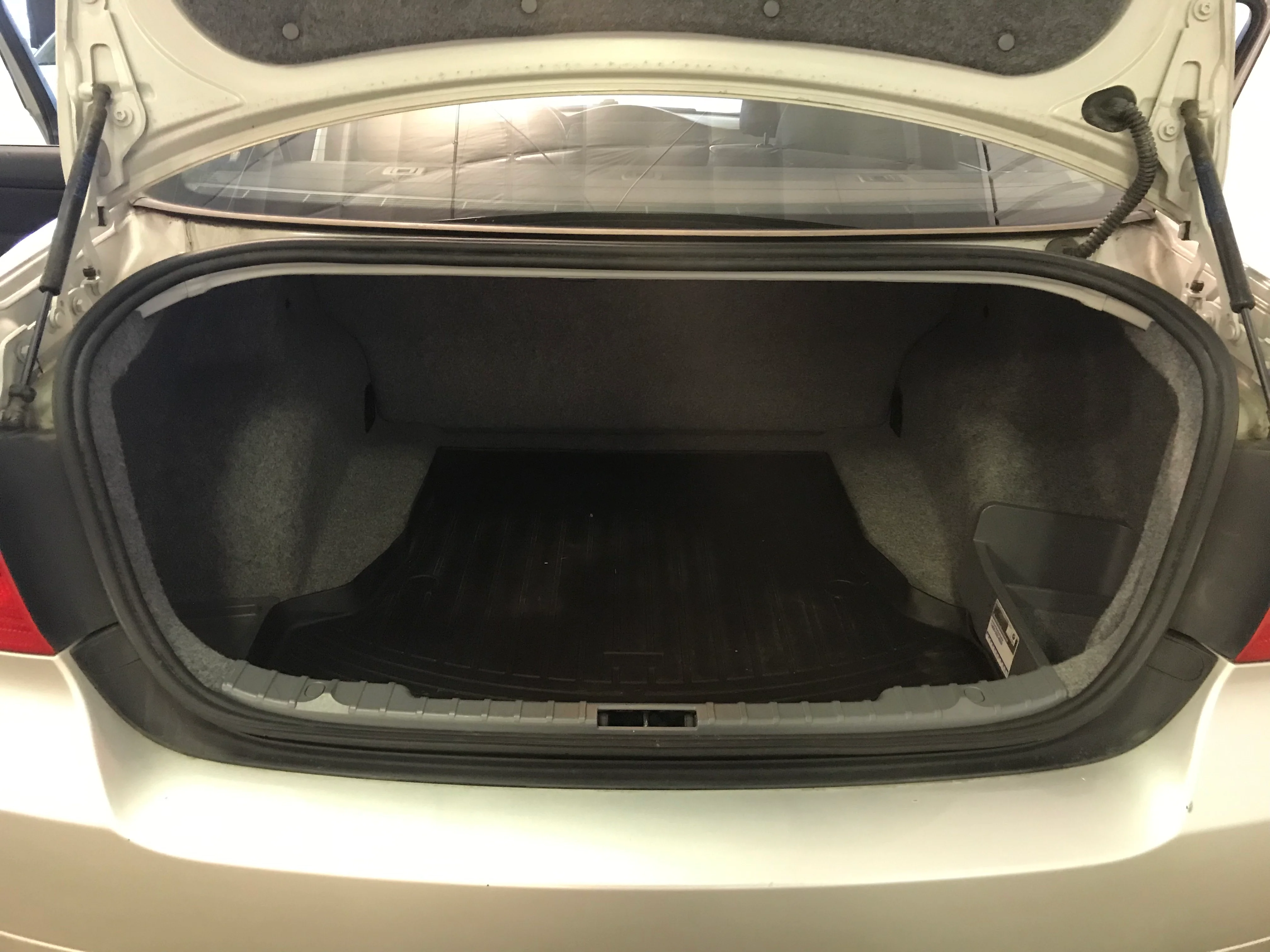 2006 BMW 330i - Image 14