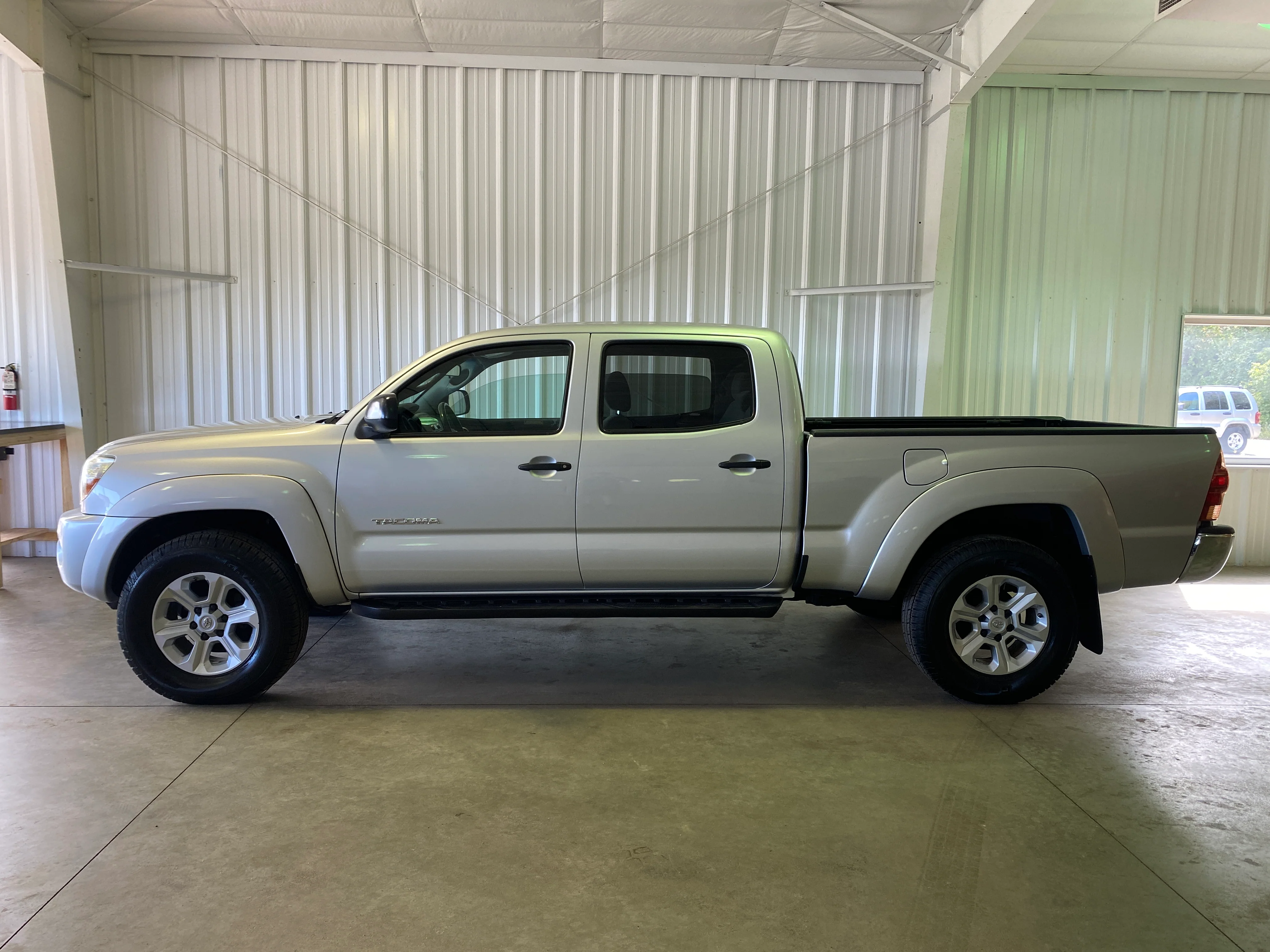 2007 Toyota Tacoma Double Cab 4WD 4.0L Long Bed - Image 2