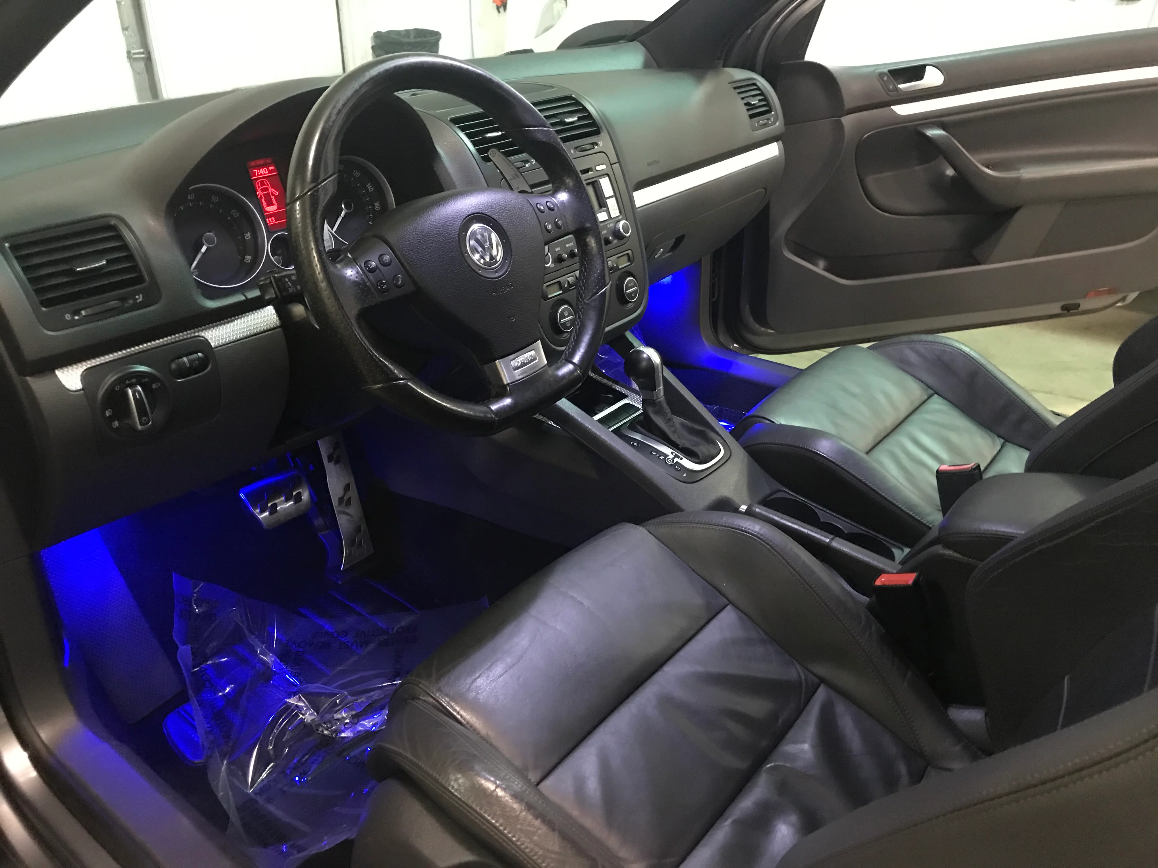 2008 Volkswagen R32 - Image 14