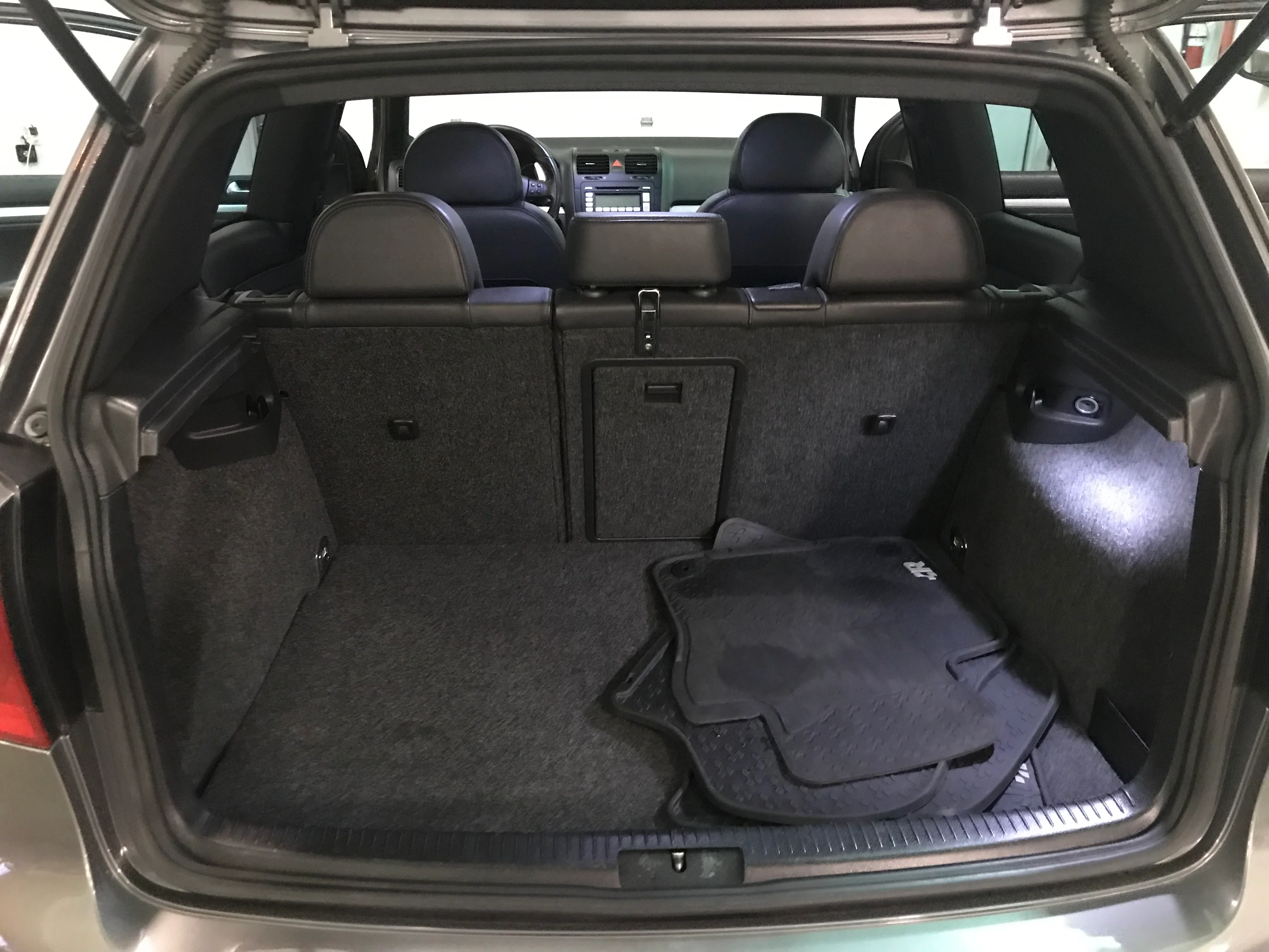 2008 Volkswagen R32 - Image 16