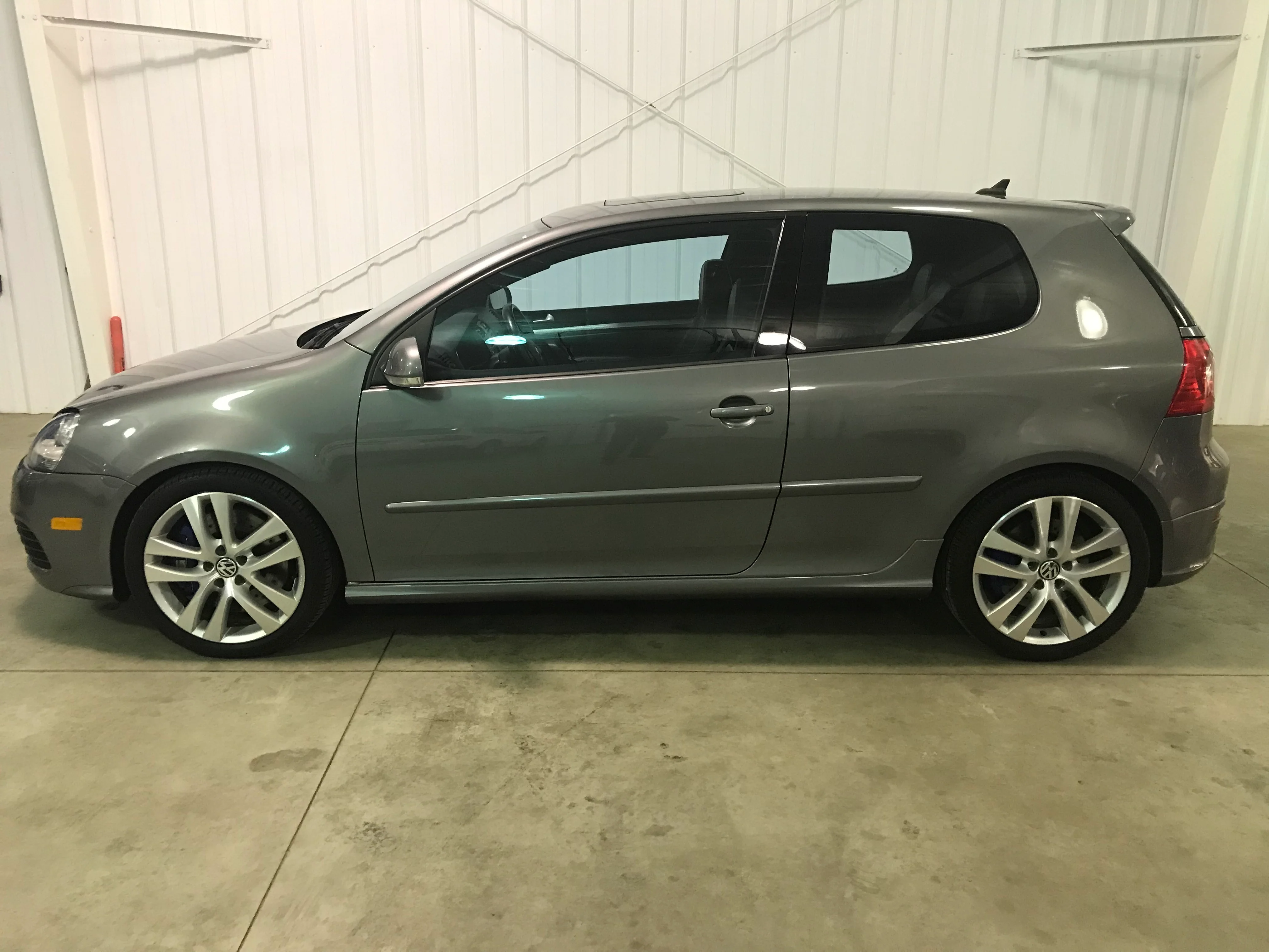 2008 Volkswagen R32 - Image 2