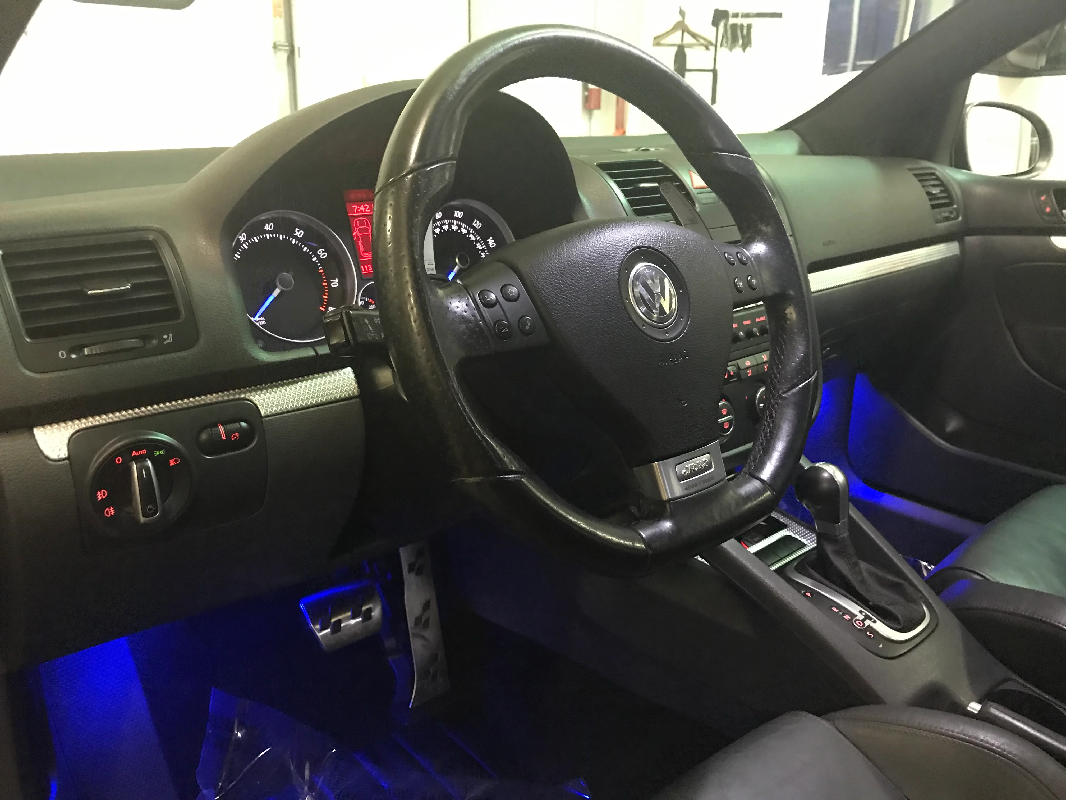 2008 Volkswagen R32 - Image 23