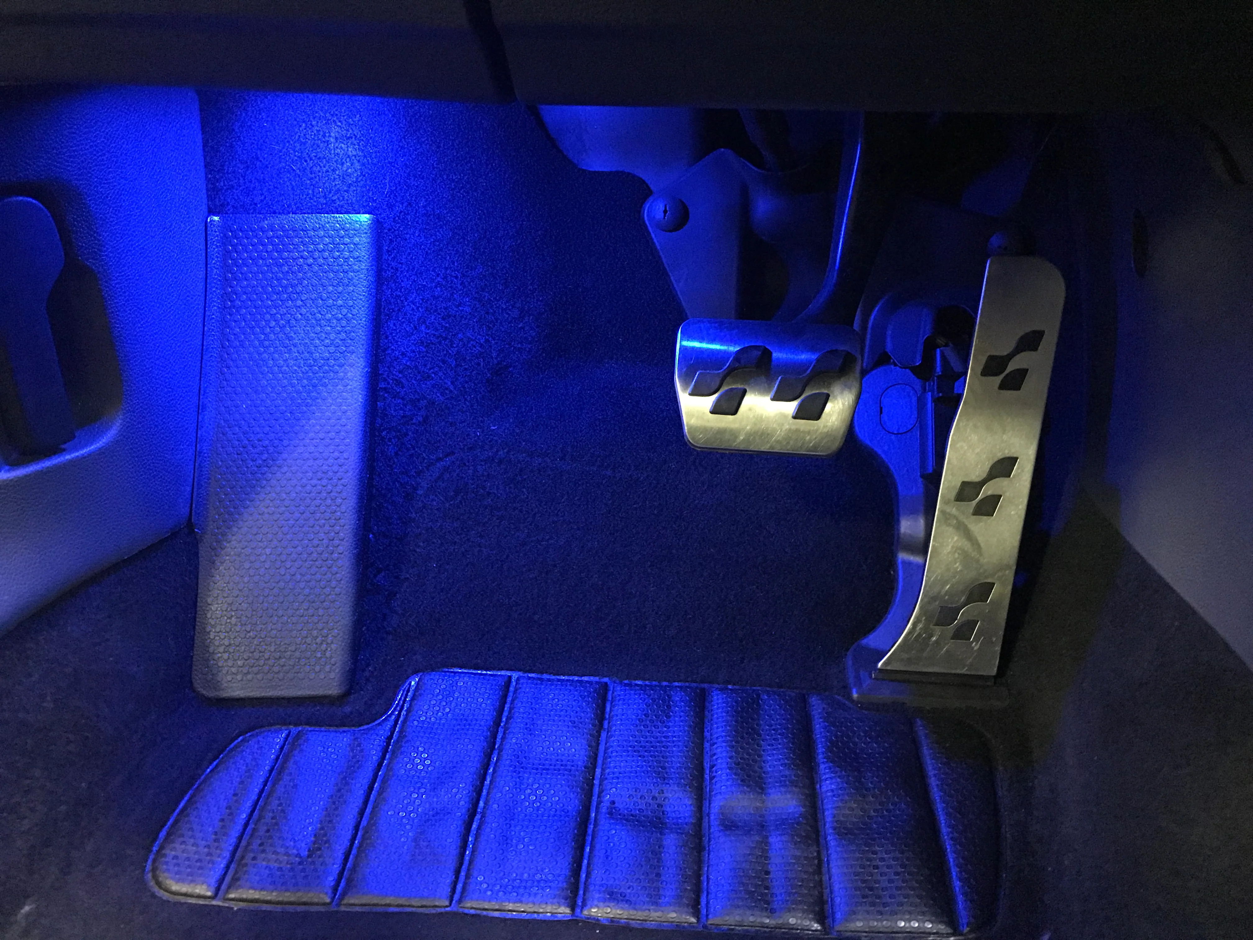 2008 Volkswagen R32 - Image 24