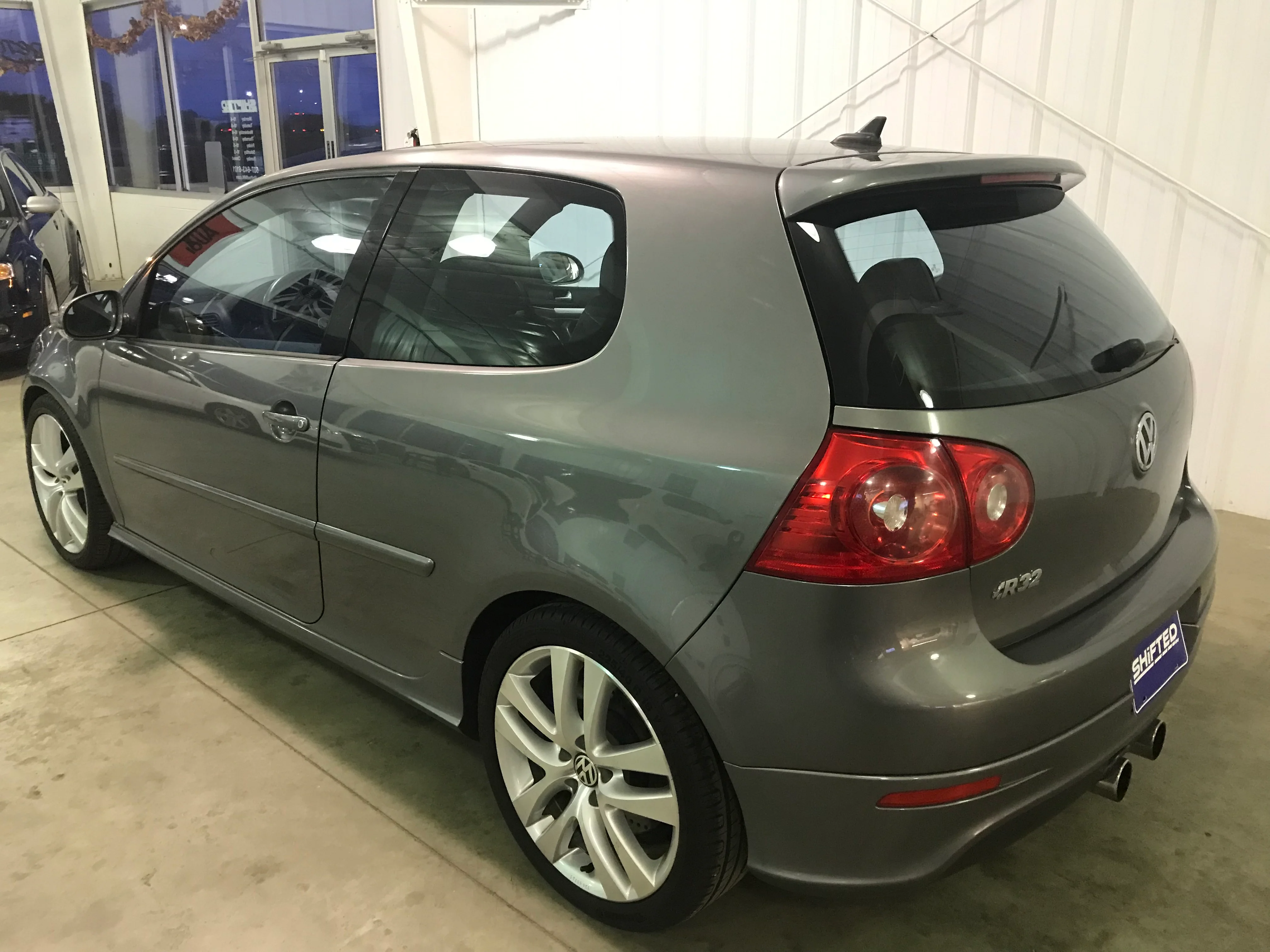 2008 Volkswagen R32 - Image 3