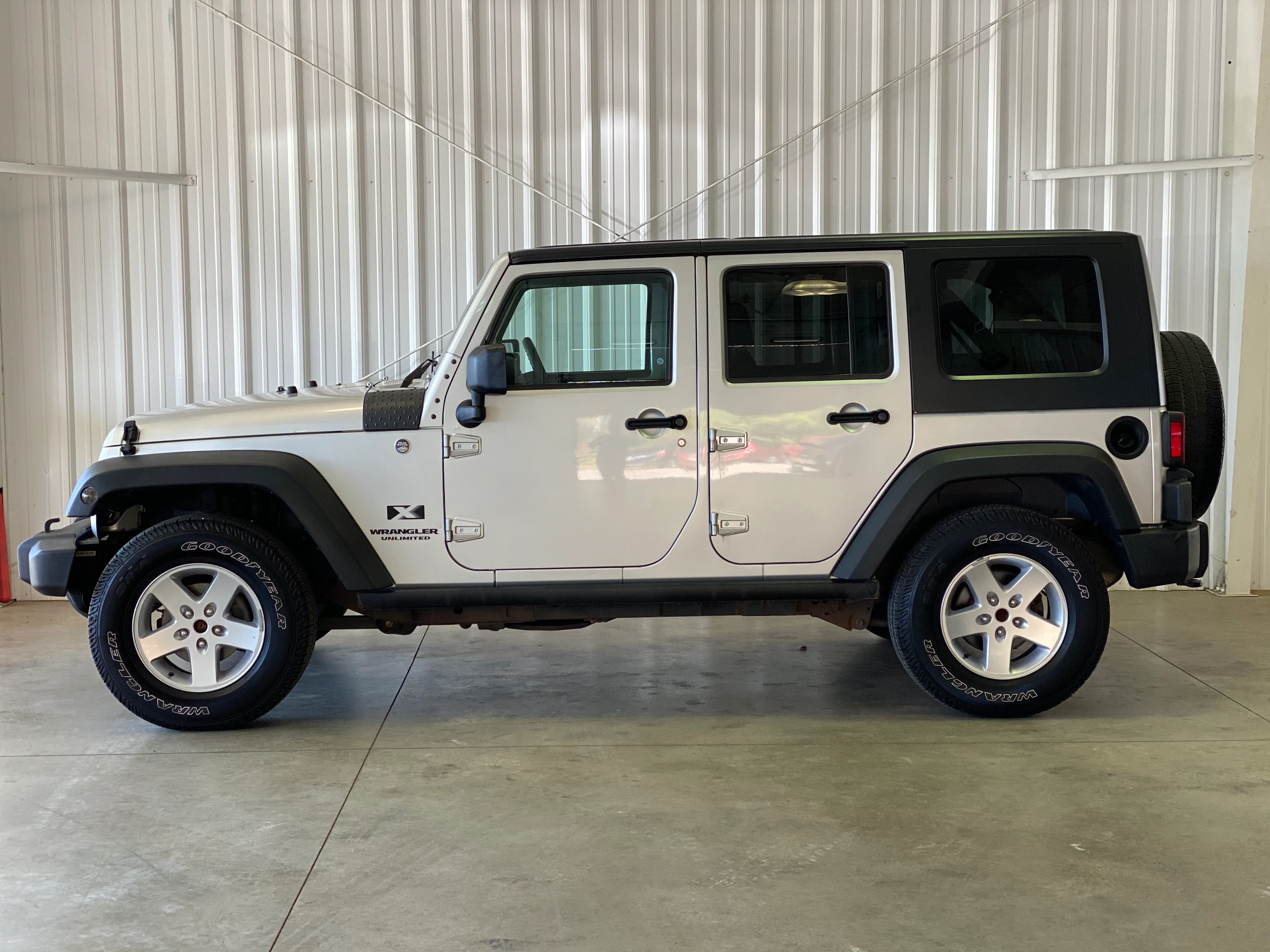 2009 Jeep Wrangler Unlimited 4WD Manual - Image 2