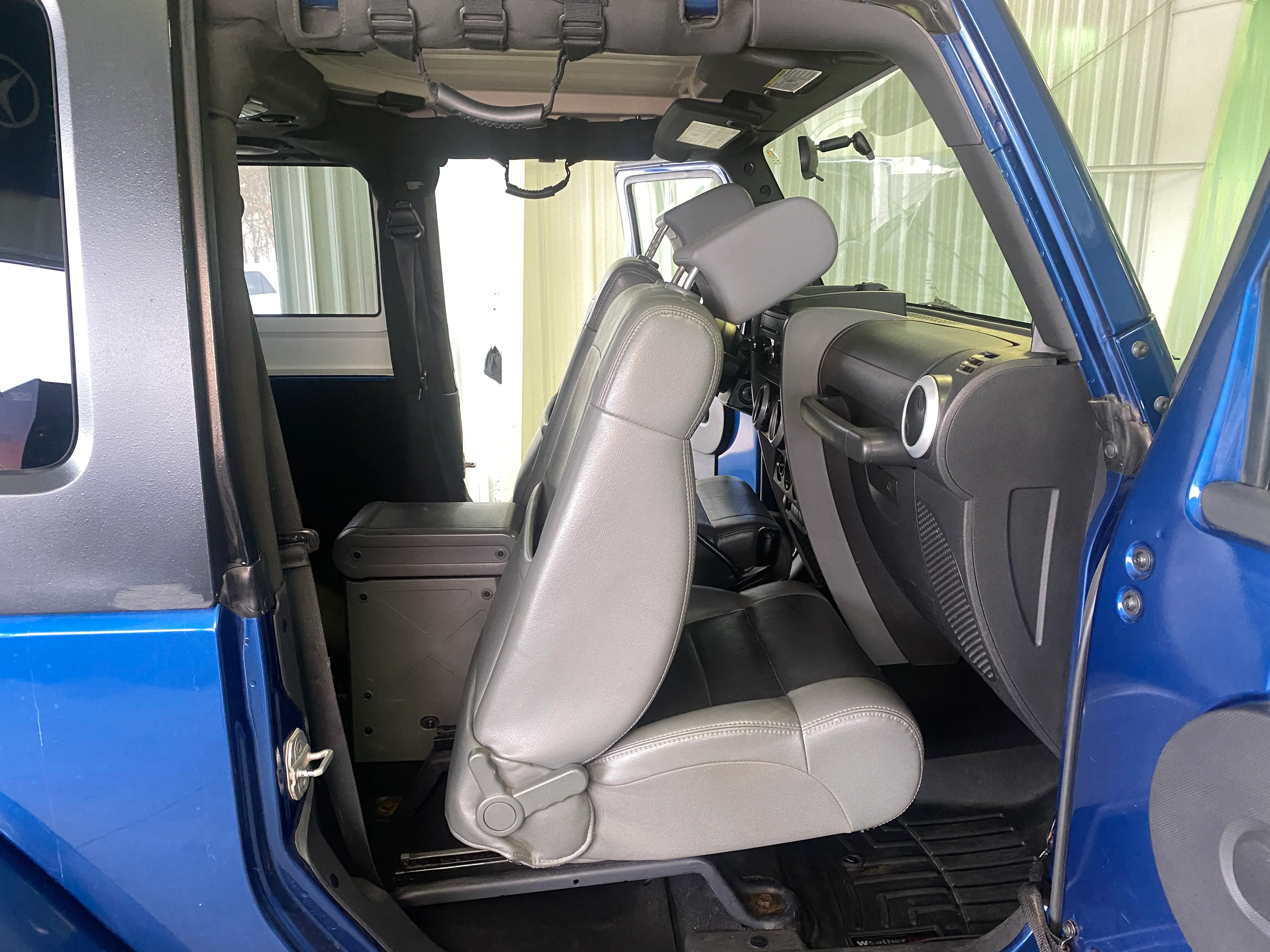 2010 Jeep Wrangler Sahara Manual 4WD - Image 16