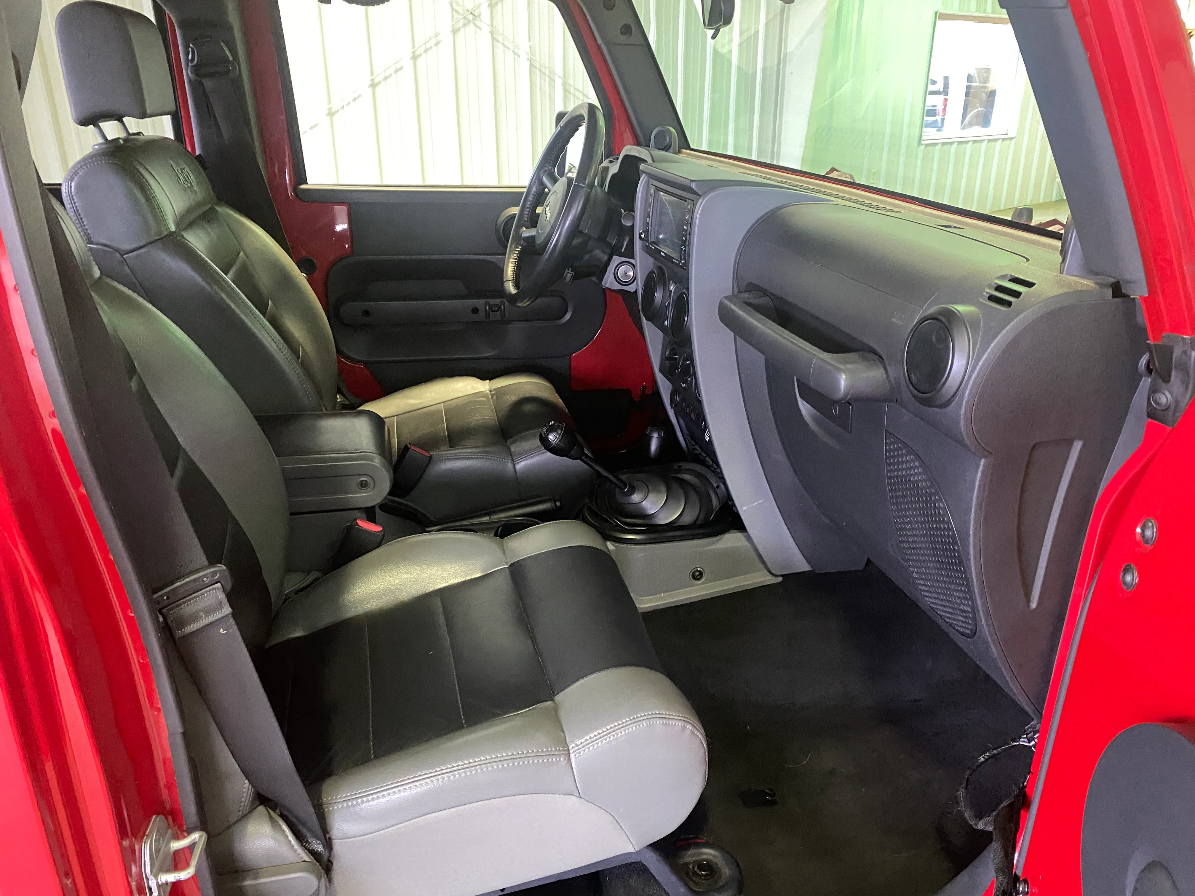 2010 Jeep Wrangler Unlimited Rubicon - Image 14