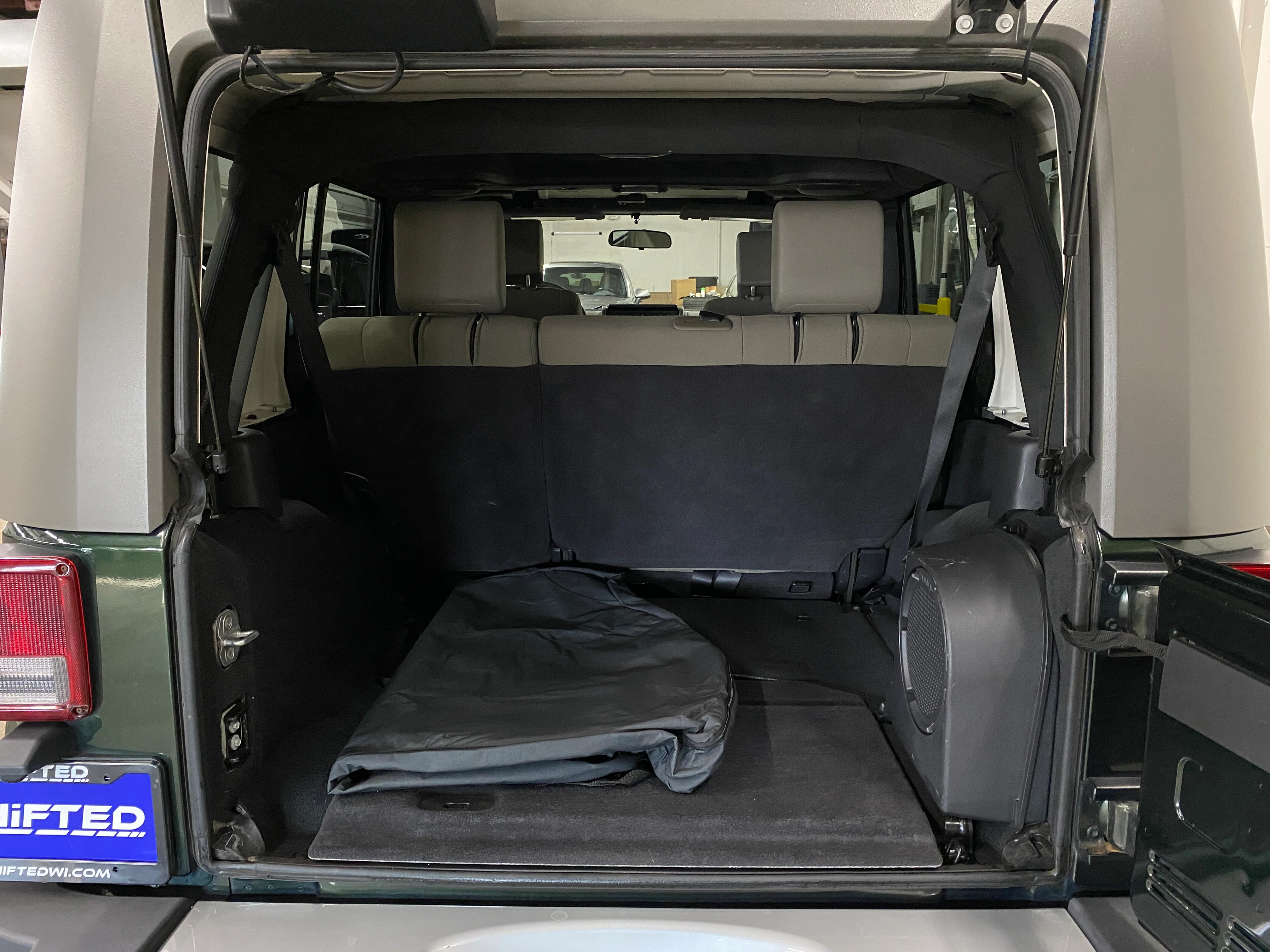 2010 Jeep Wrangler Unlimited Sahara 4WD - Image 13