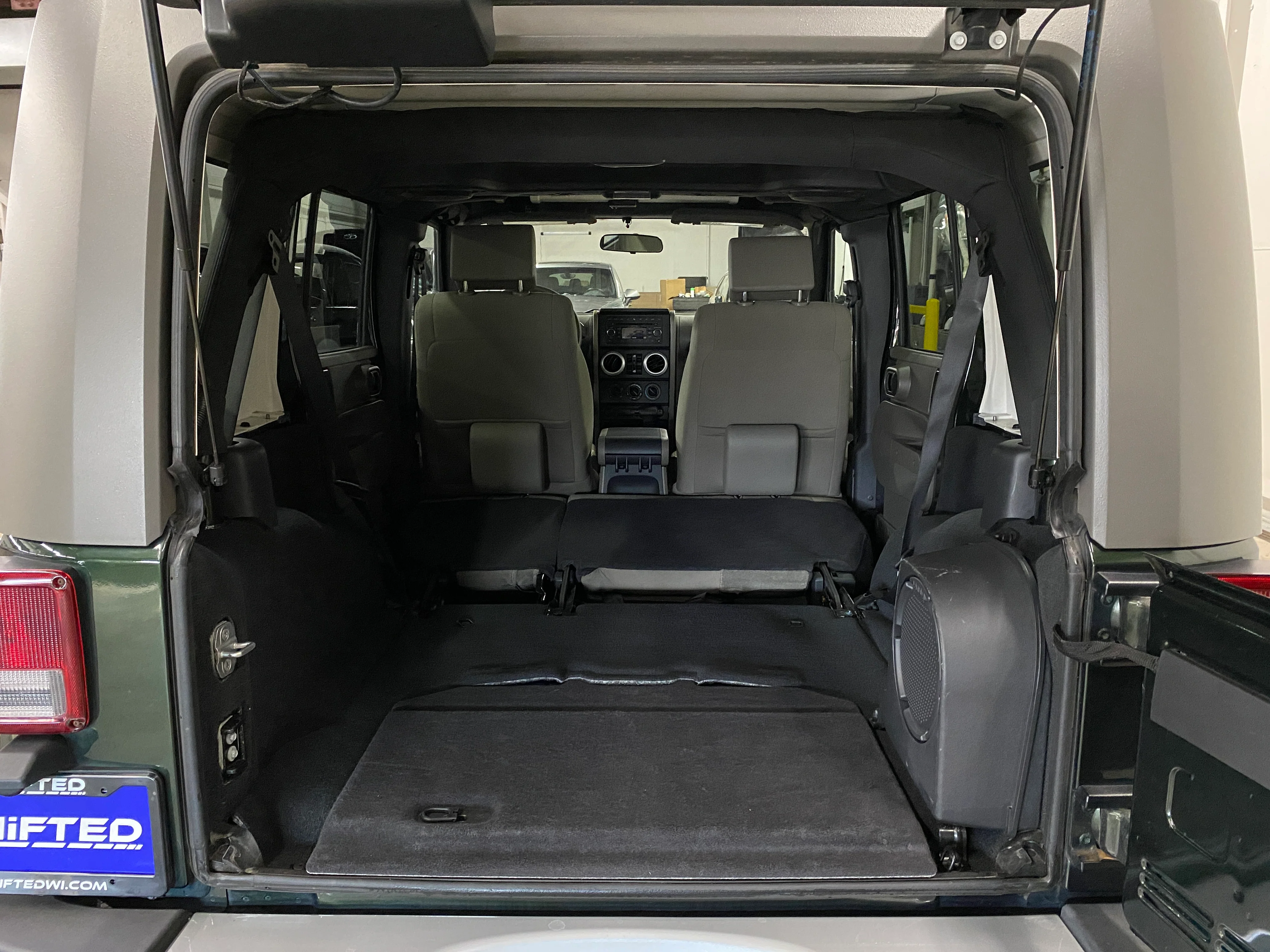 2010 Jeep Wrangler Unlimited Sahara 4WD - Image 14
