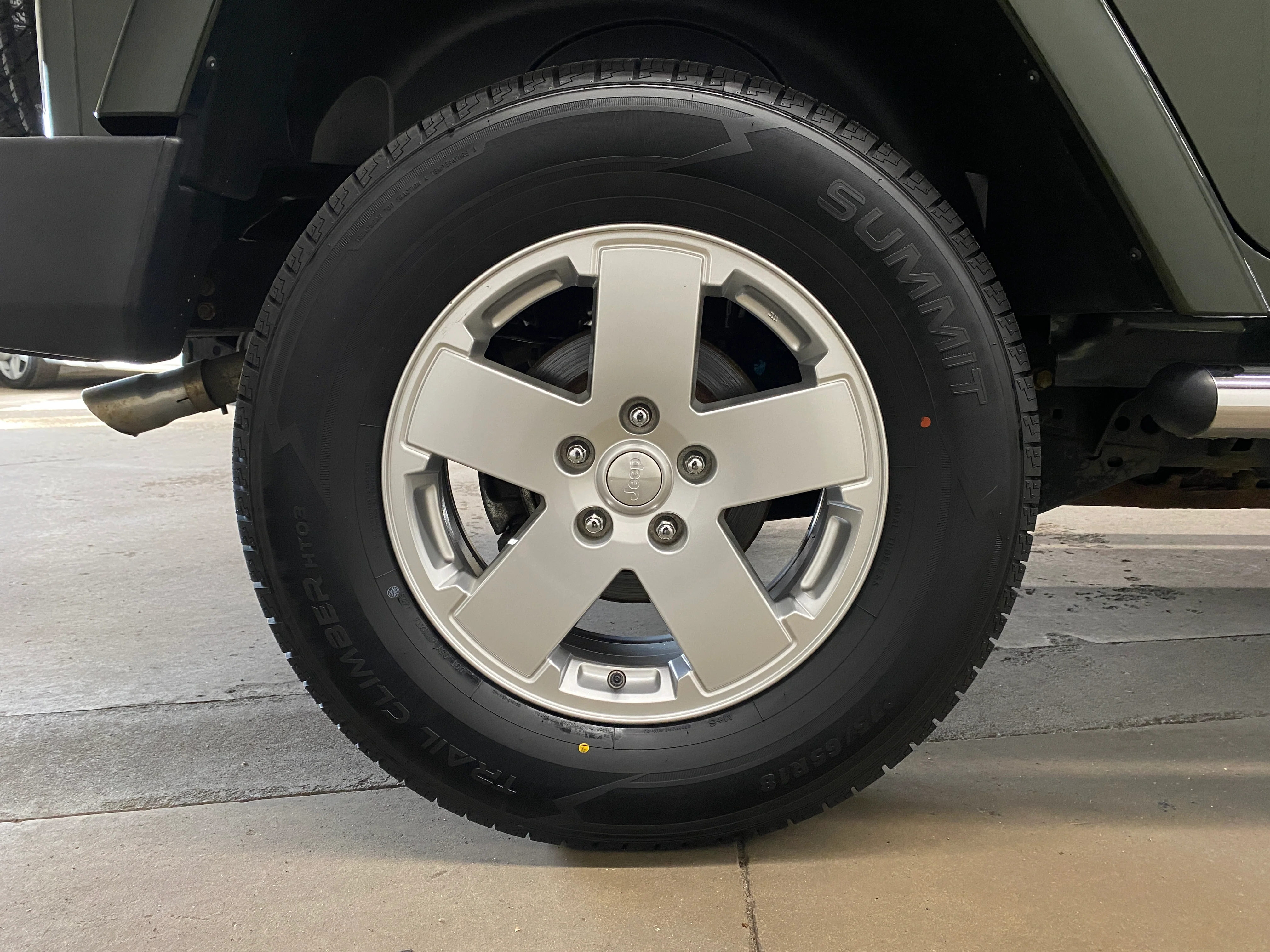 2010 Jeep Wrangler Unlimited Sahara 4WD - Image 32