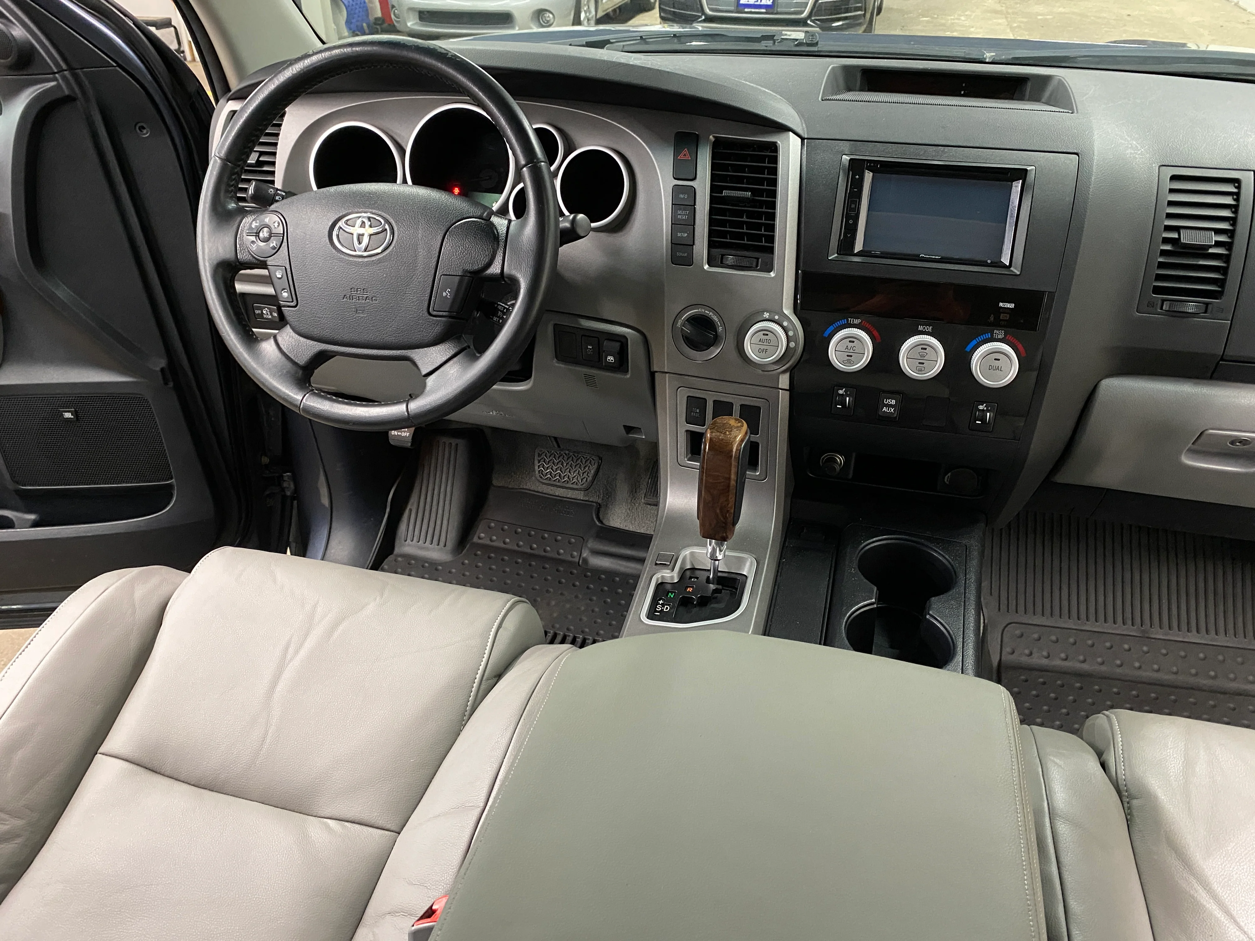 2010 Toyota Tundra Limited Crew Cab 5.7L 4WD - Image 17