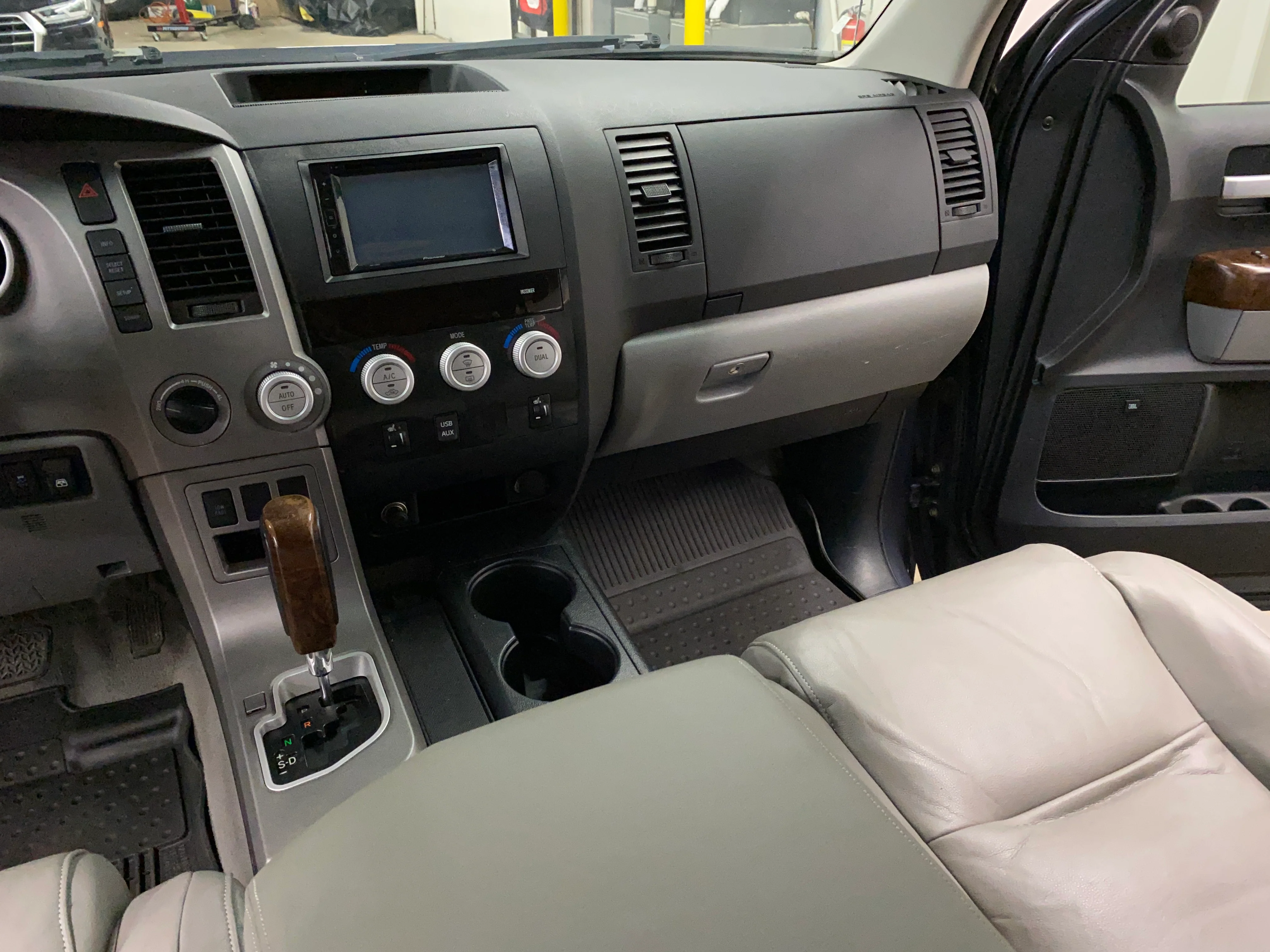 2010 Toyota Tundra Limited Crew Cab 5.7L 4WD - Image 19