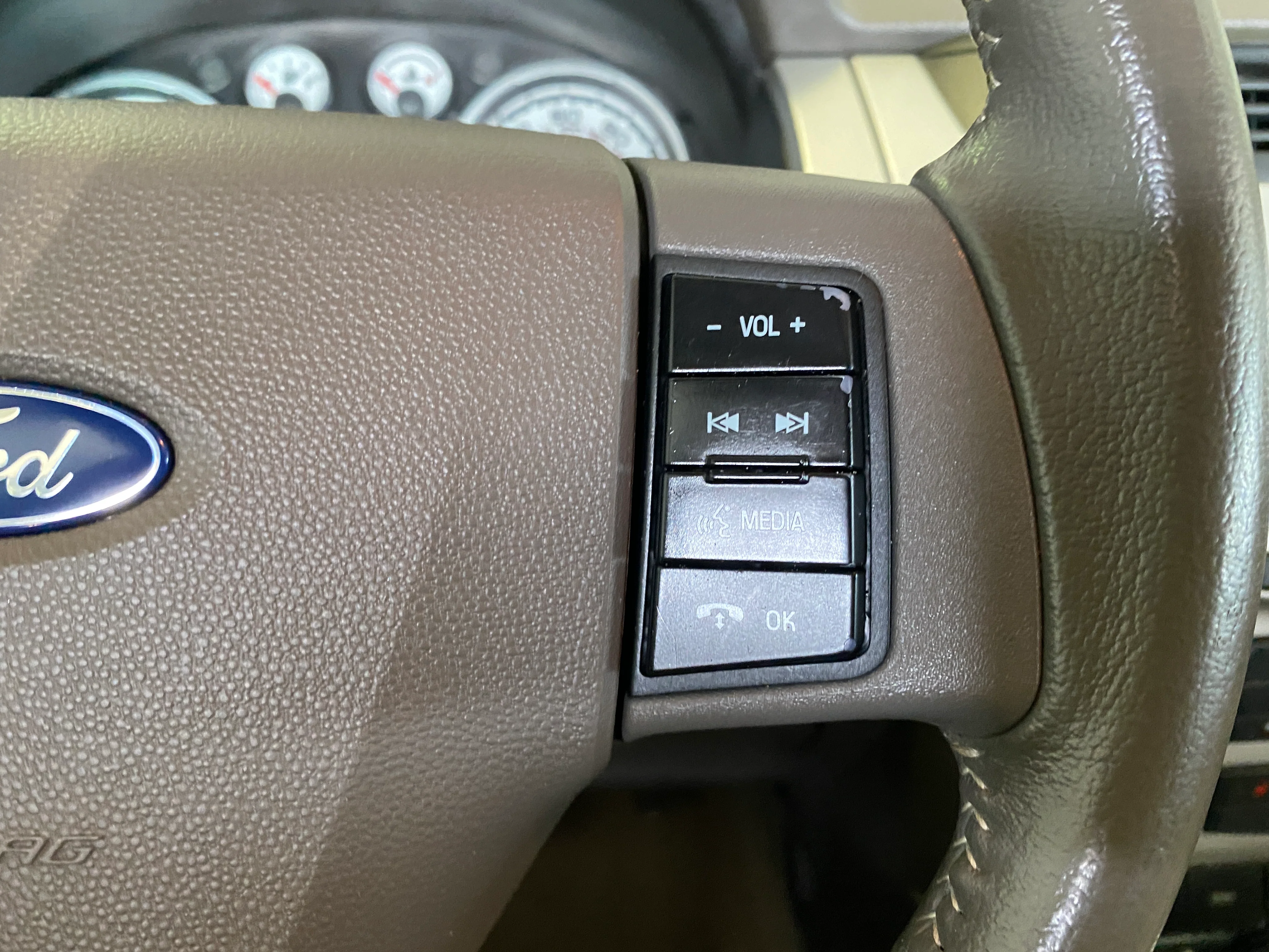2011 Ford Focus SES Sedan - Image 25
