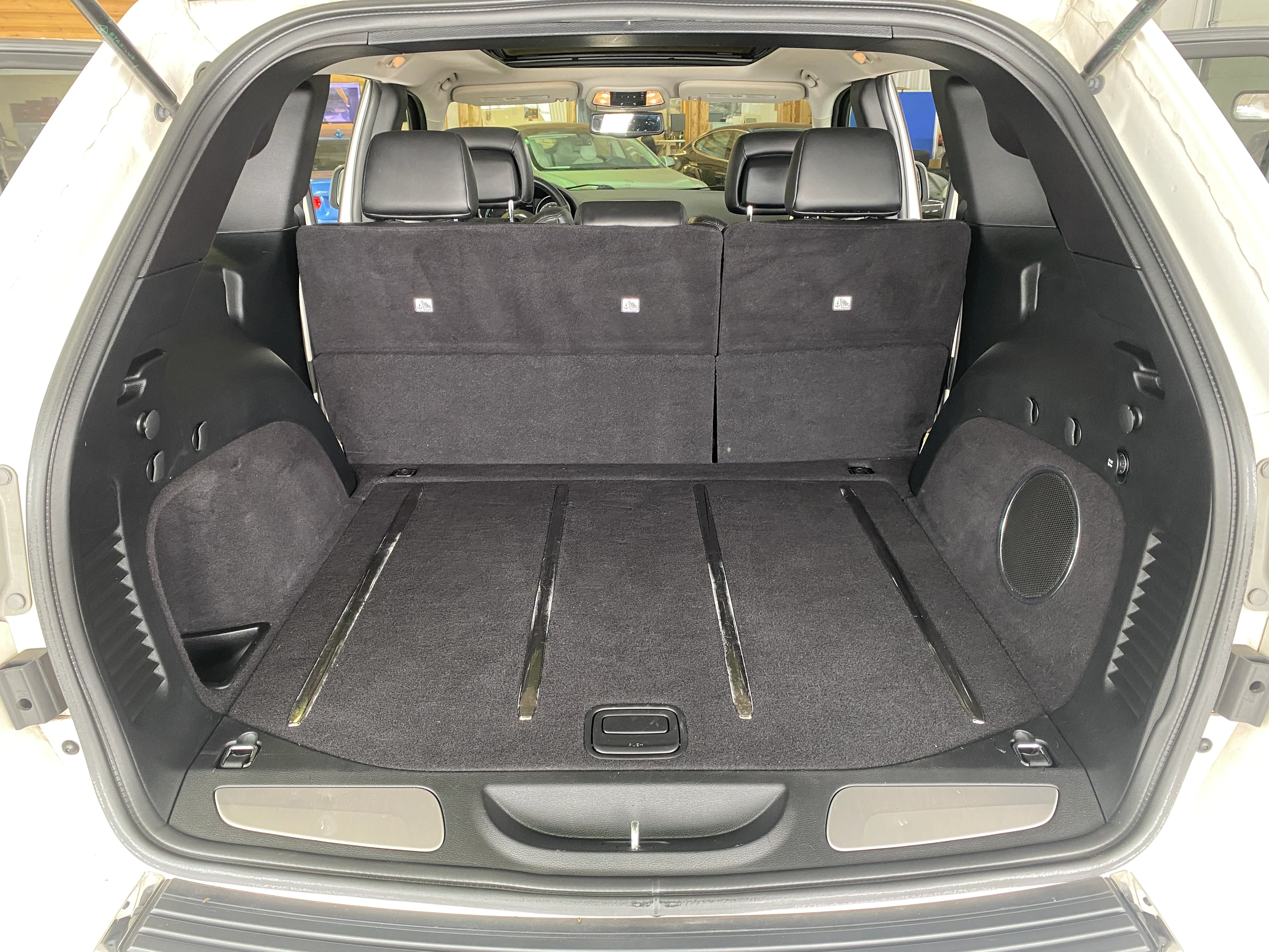 2011 Jeep Grand Cherokee 4WD Limited - Image 12