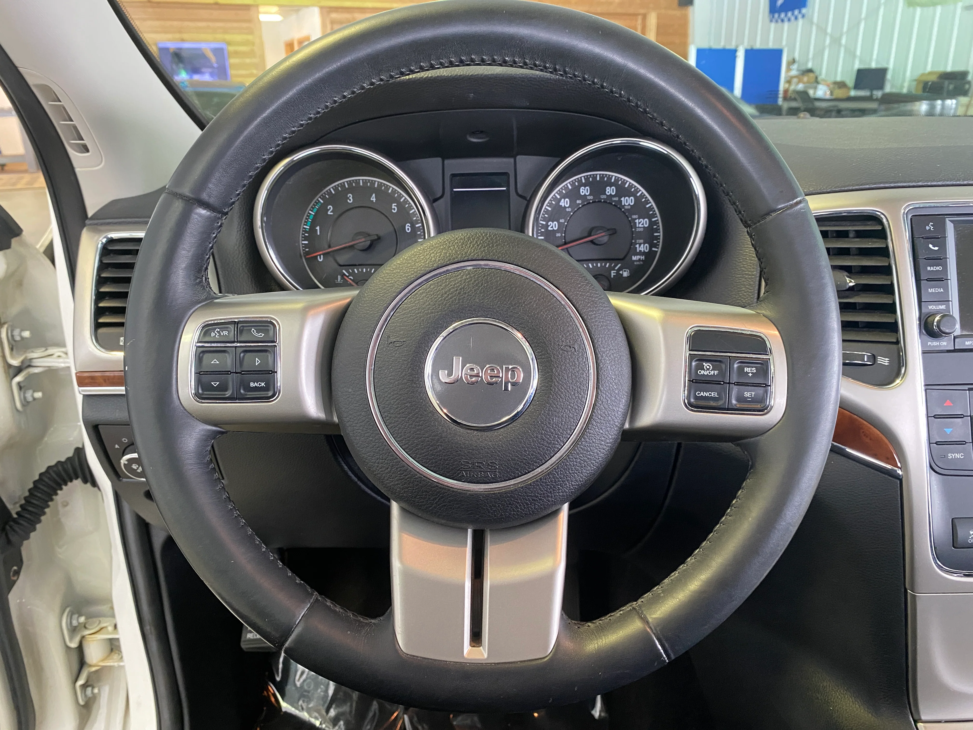 2011 Jeep Grand Cherokee 4WD Limited - Image 18