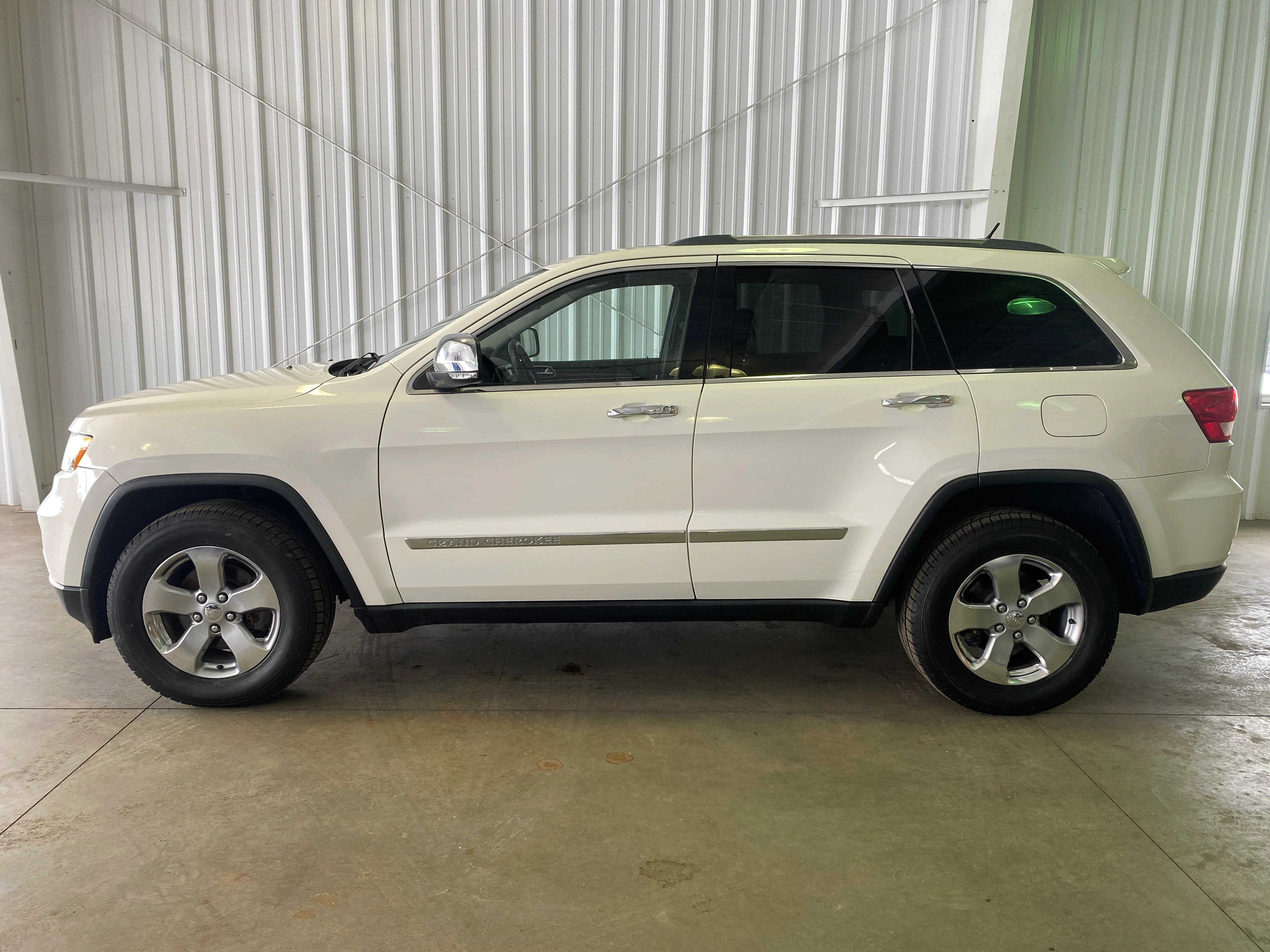 2011 Jeep Grand Cherokee 4WD Limited - Image 2