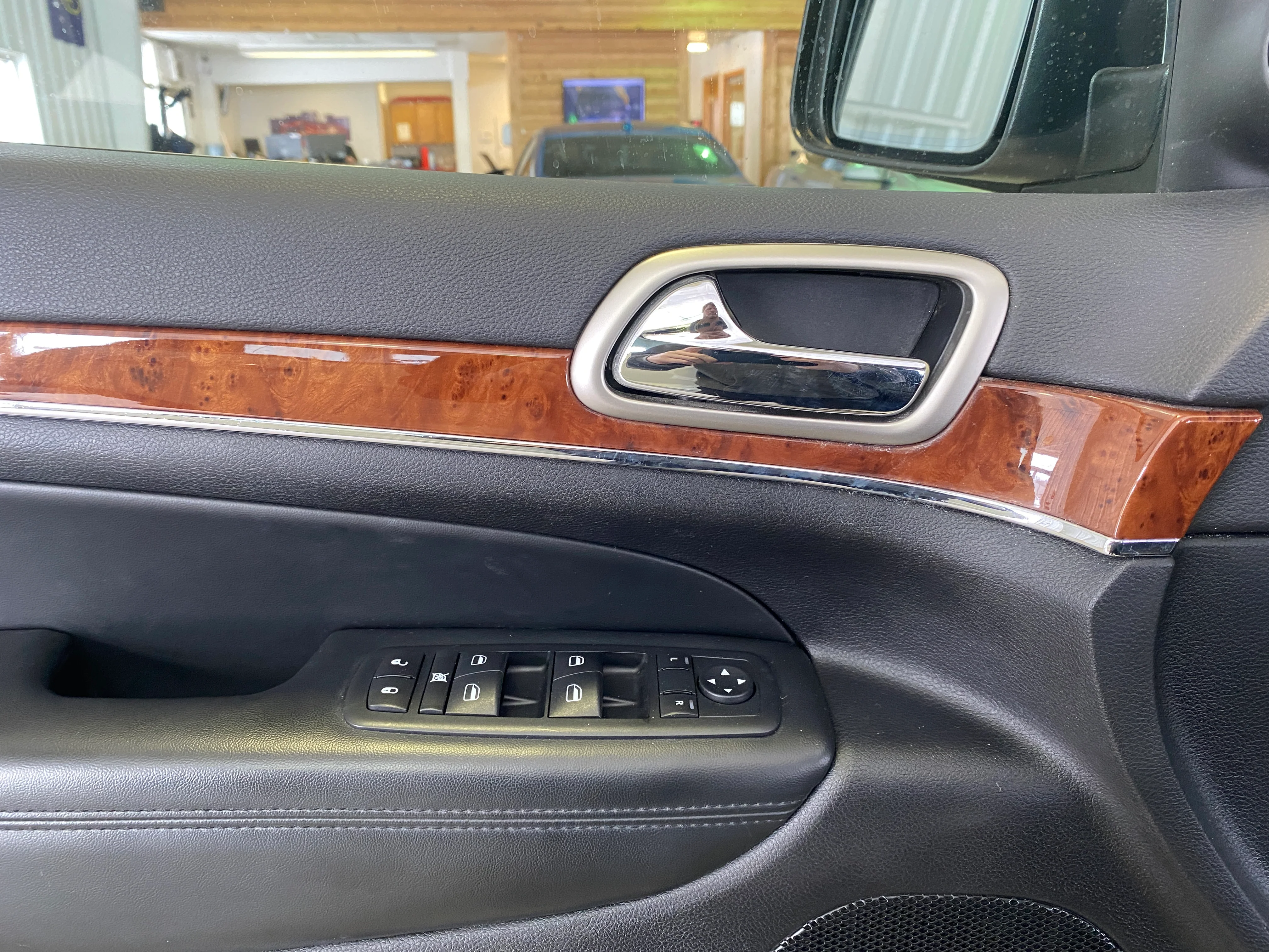 2011 Jeep Grand Cherokee 4WD Limited - Image 23
