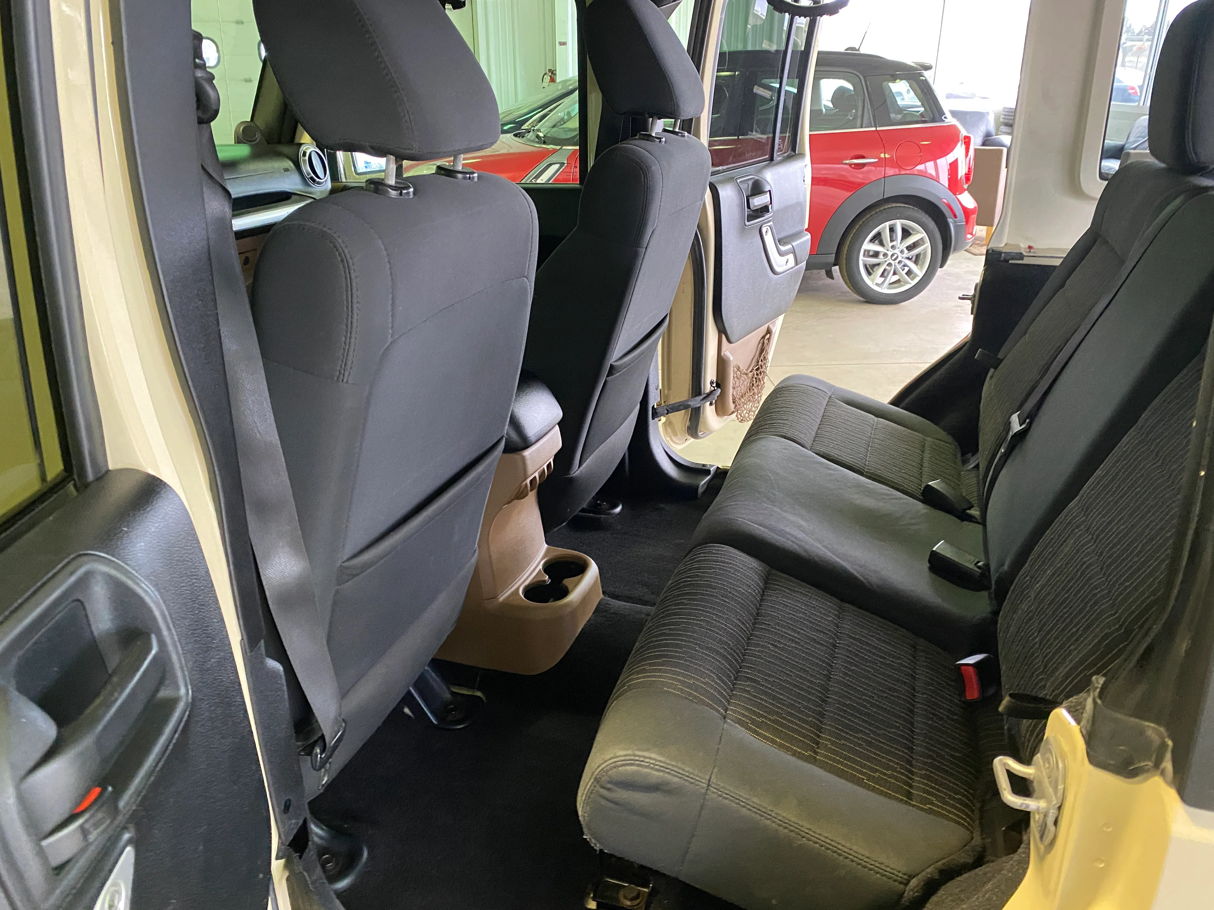 2011 Jeep Wrangler Unlimited Rubicon - Image 11