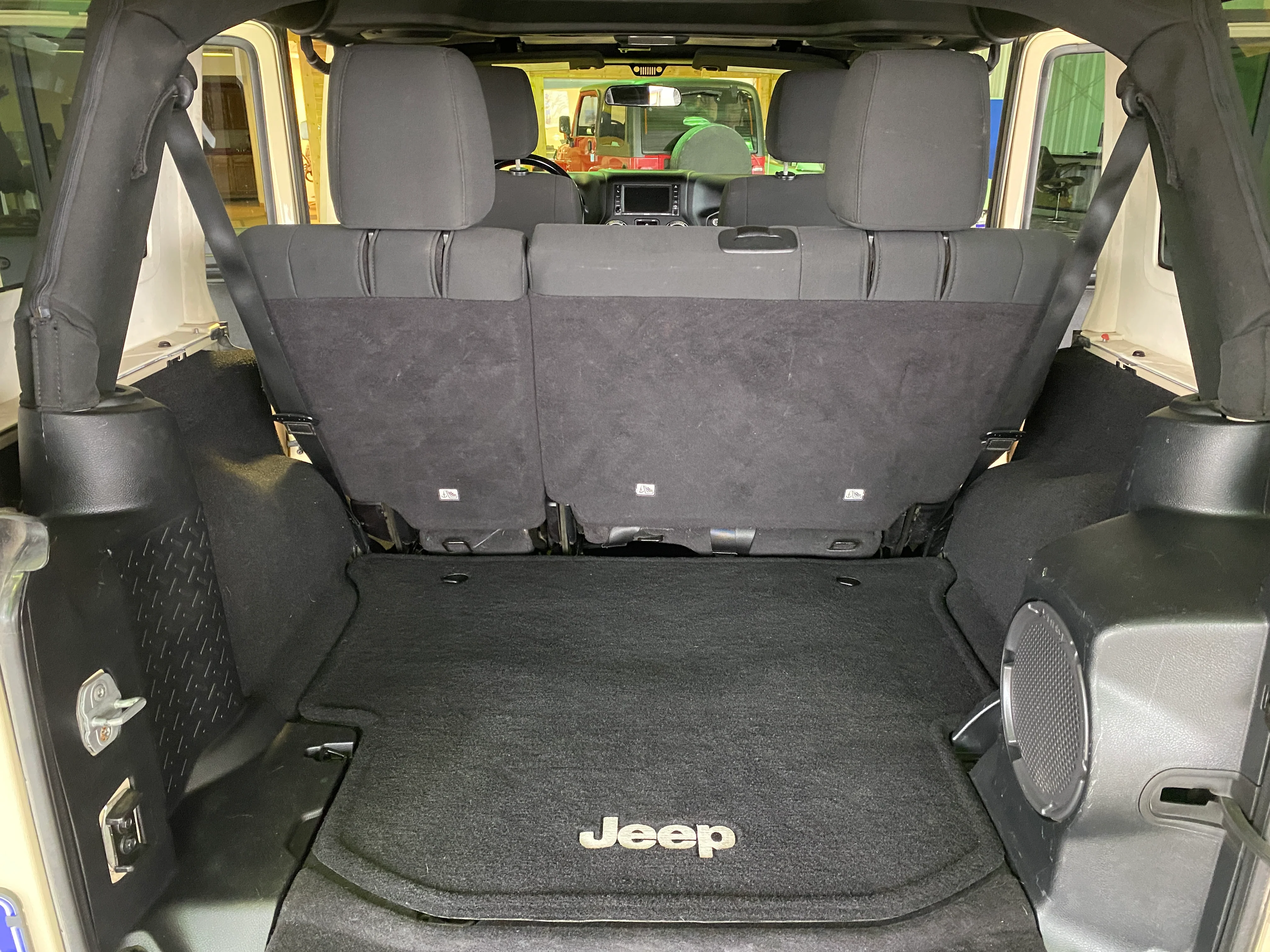 2011 Jeep Wrangler Unlimited Rubicon - Image 12