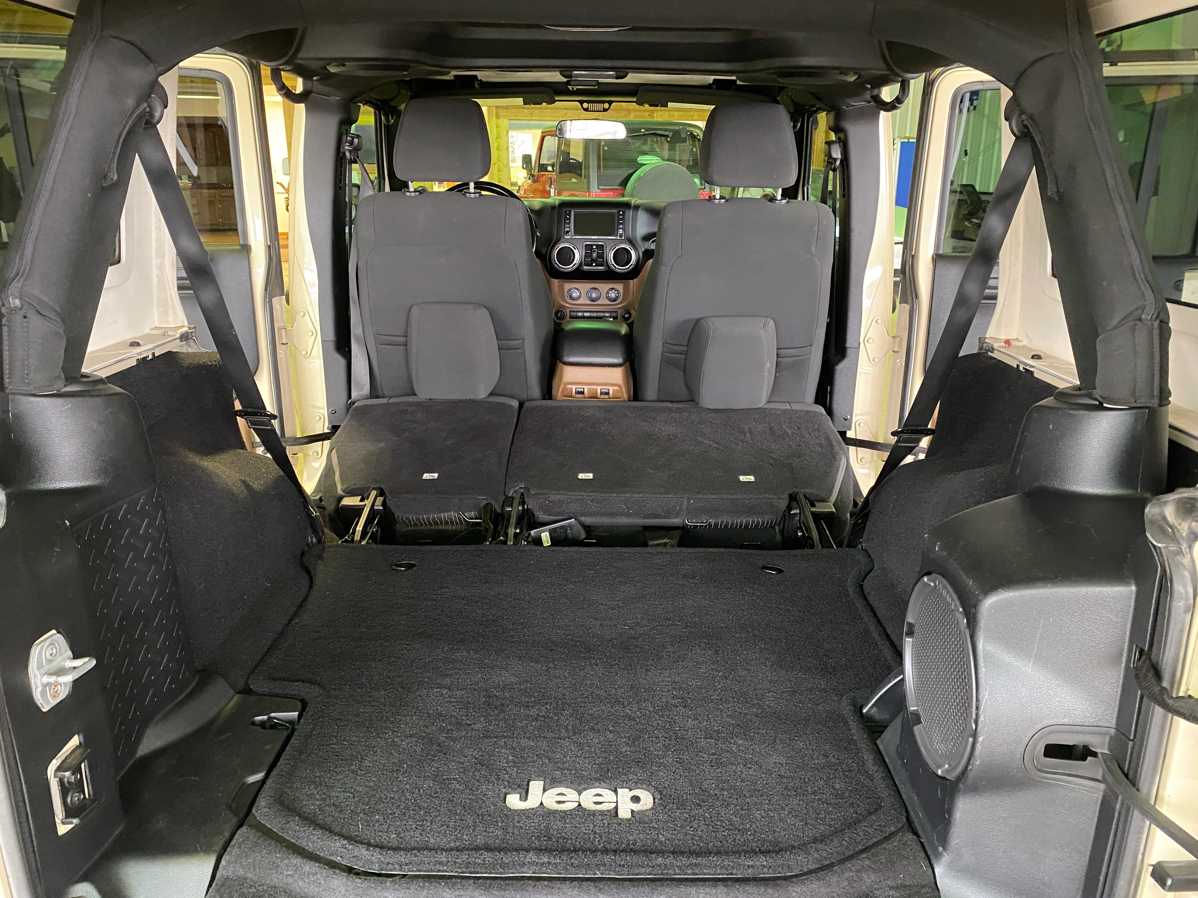 2011 Jeep Wrangler Unlimited Rubicon - Image 13
