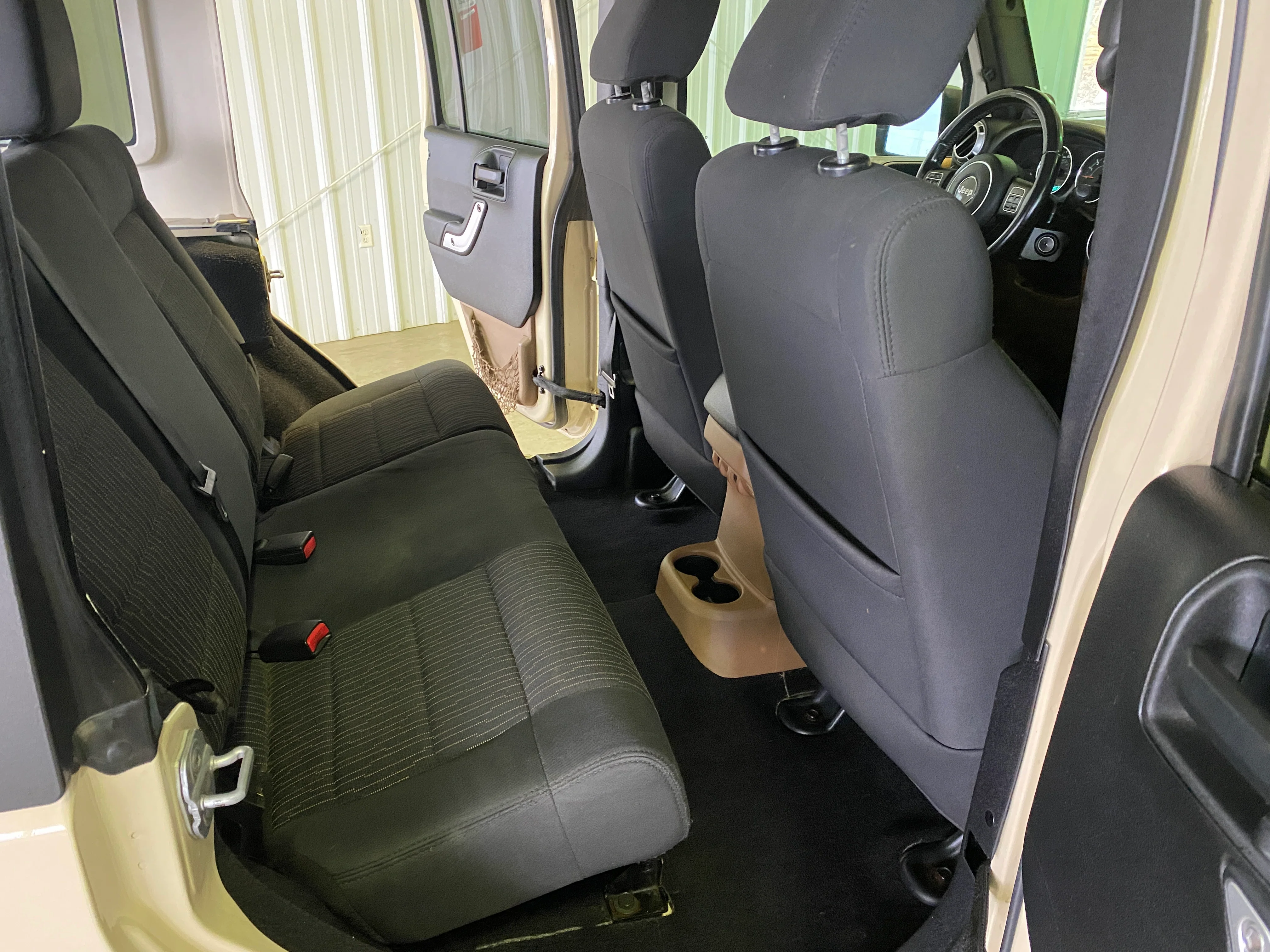 2011 Jeep Wrangler Unlimited Rubicon - Image 14