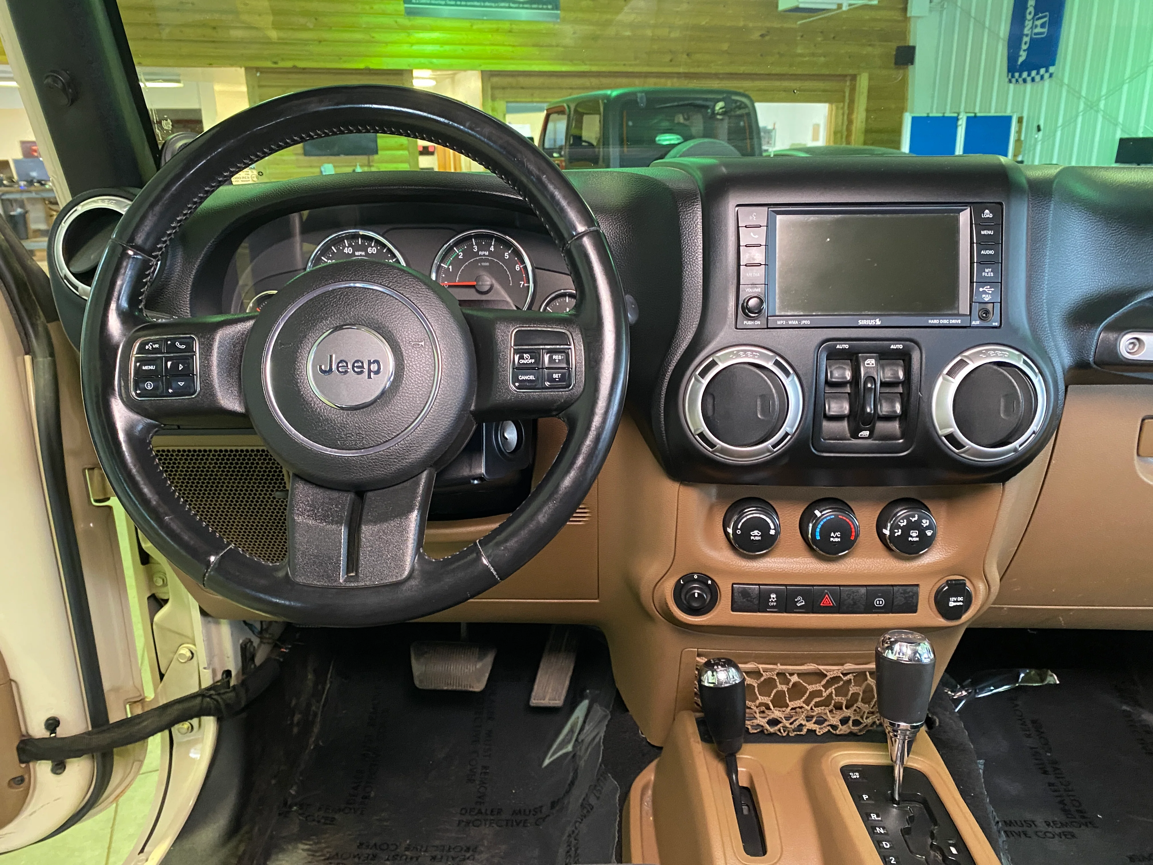 2011 Jeep Wrangler Unlimited Rubicon - Image 17