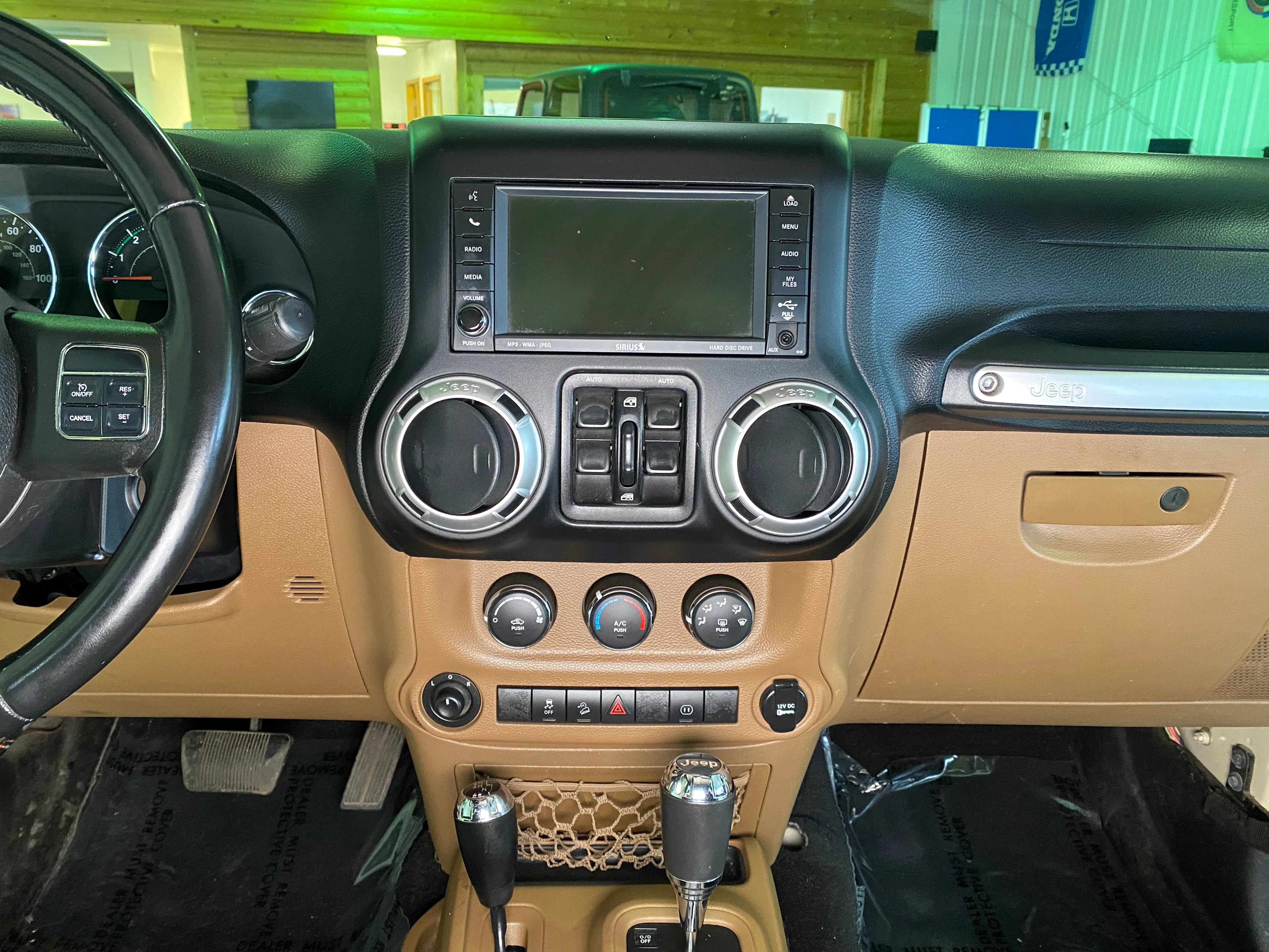 2011 Jeep Wrangler Unlimited Rubicon - Image 19