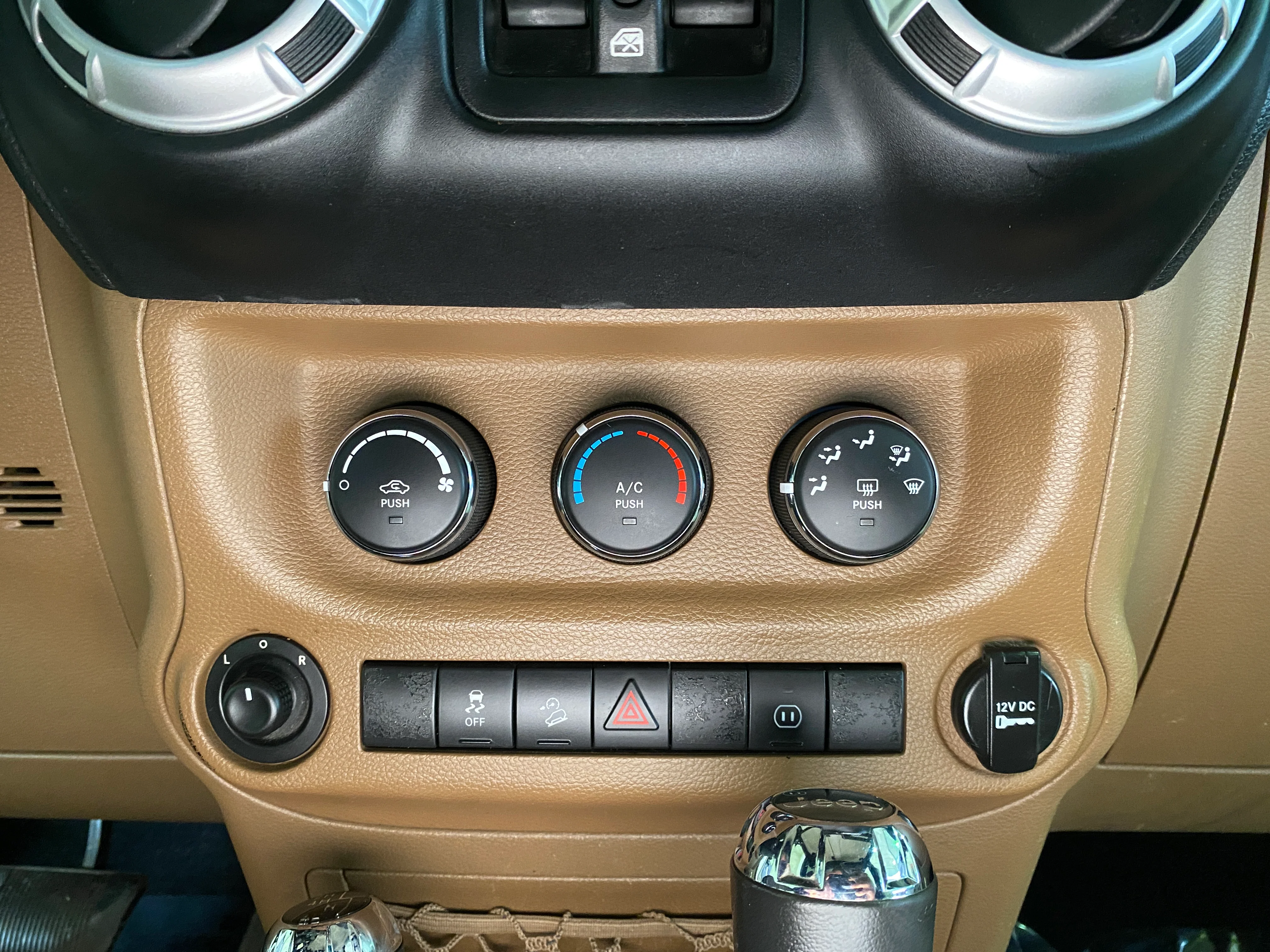 2011 Jeep Wrangler Unlimited Rubicon - Image 21