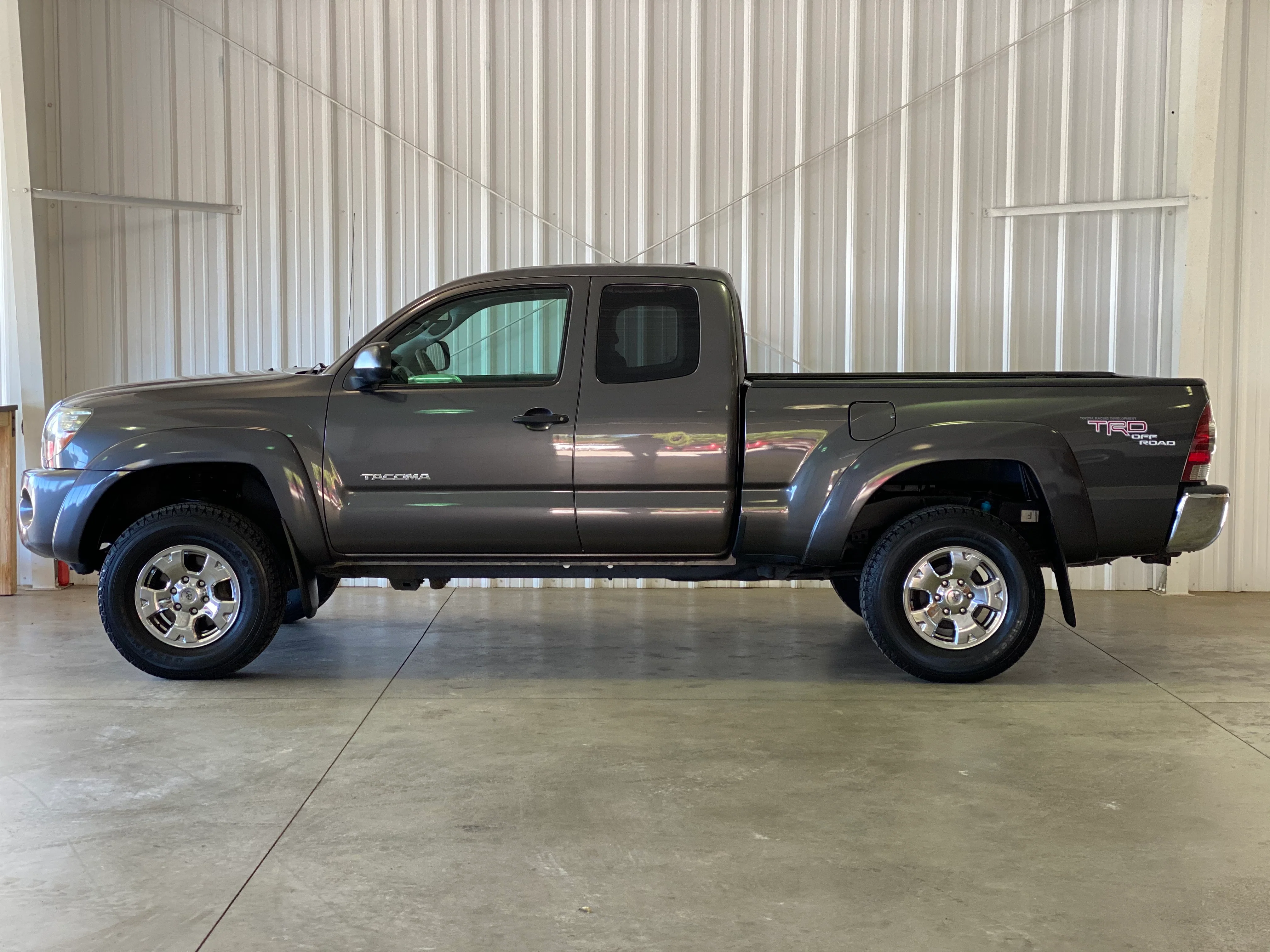 2011 Toyota Tacoma 4WD Ex Cab V6 - Image 2