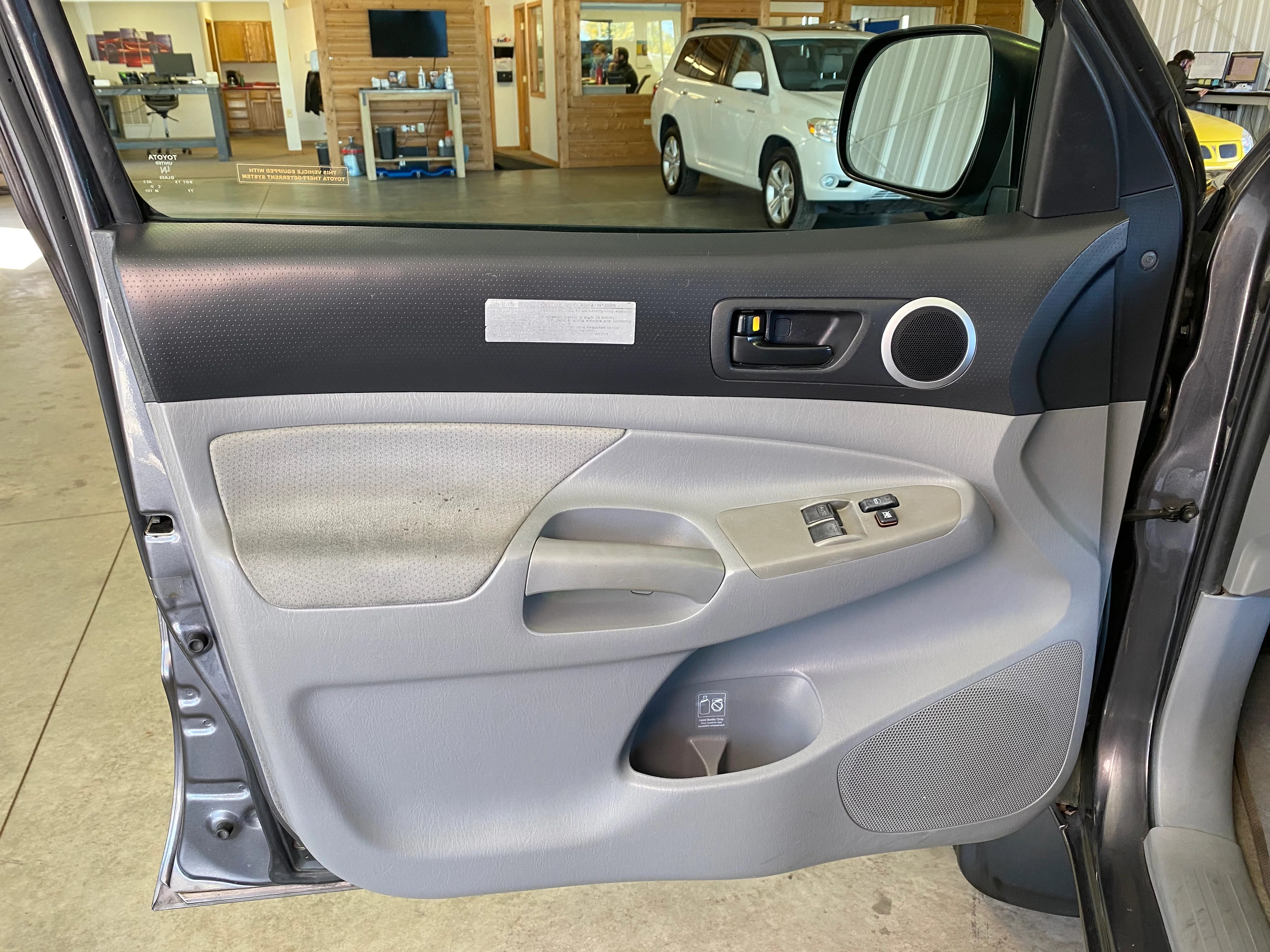 2011 Toyota Tacoma 4WD Ex Cab V6 - Image 21