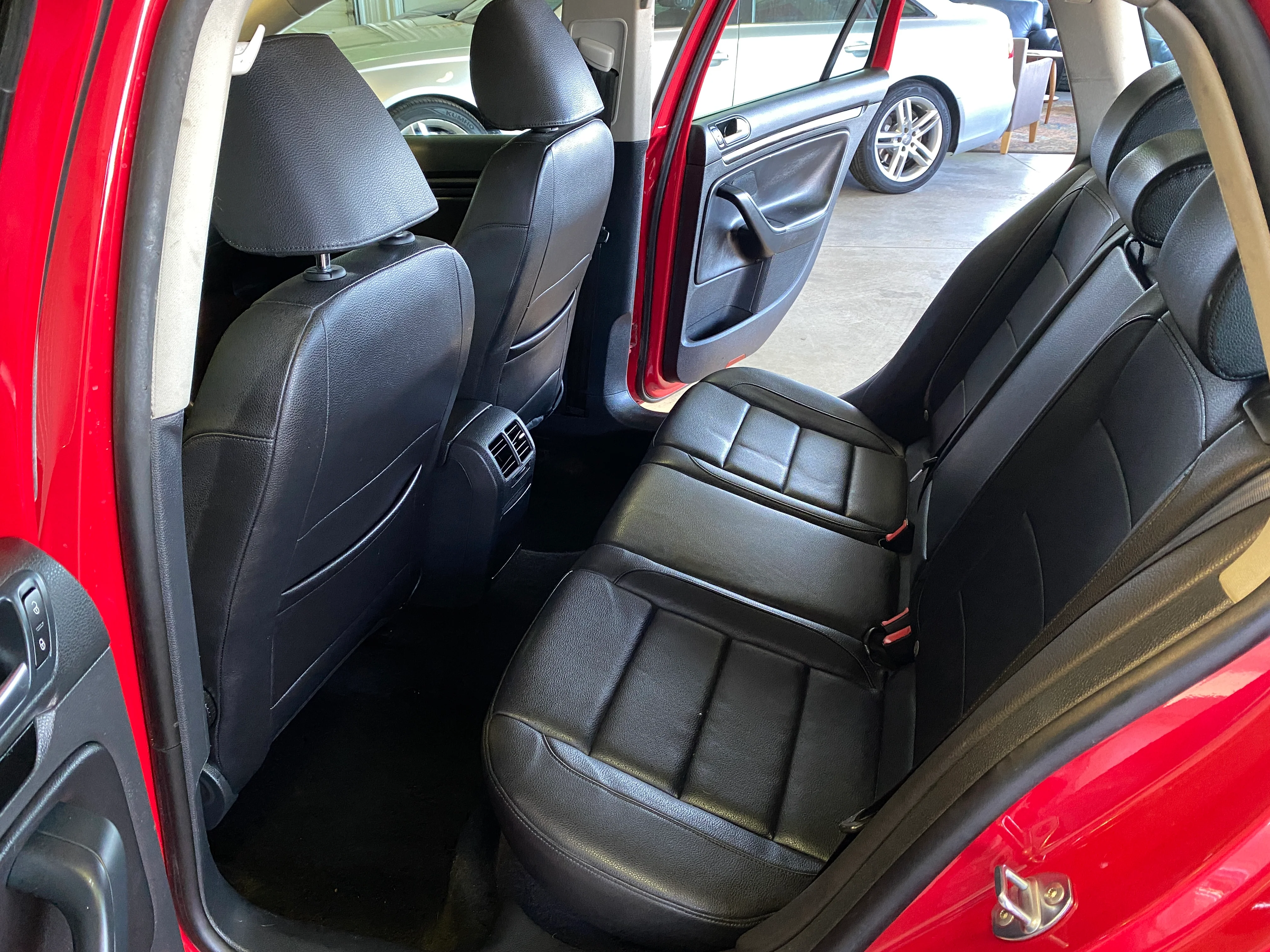 2011 Volkswagen Jetta SportWagen Manual TDI - Image 11