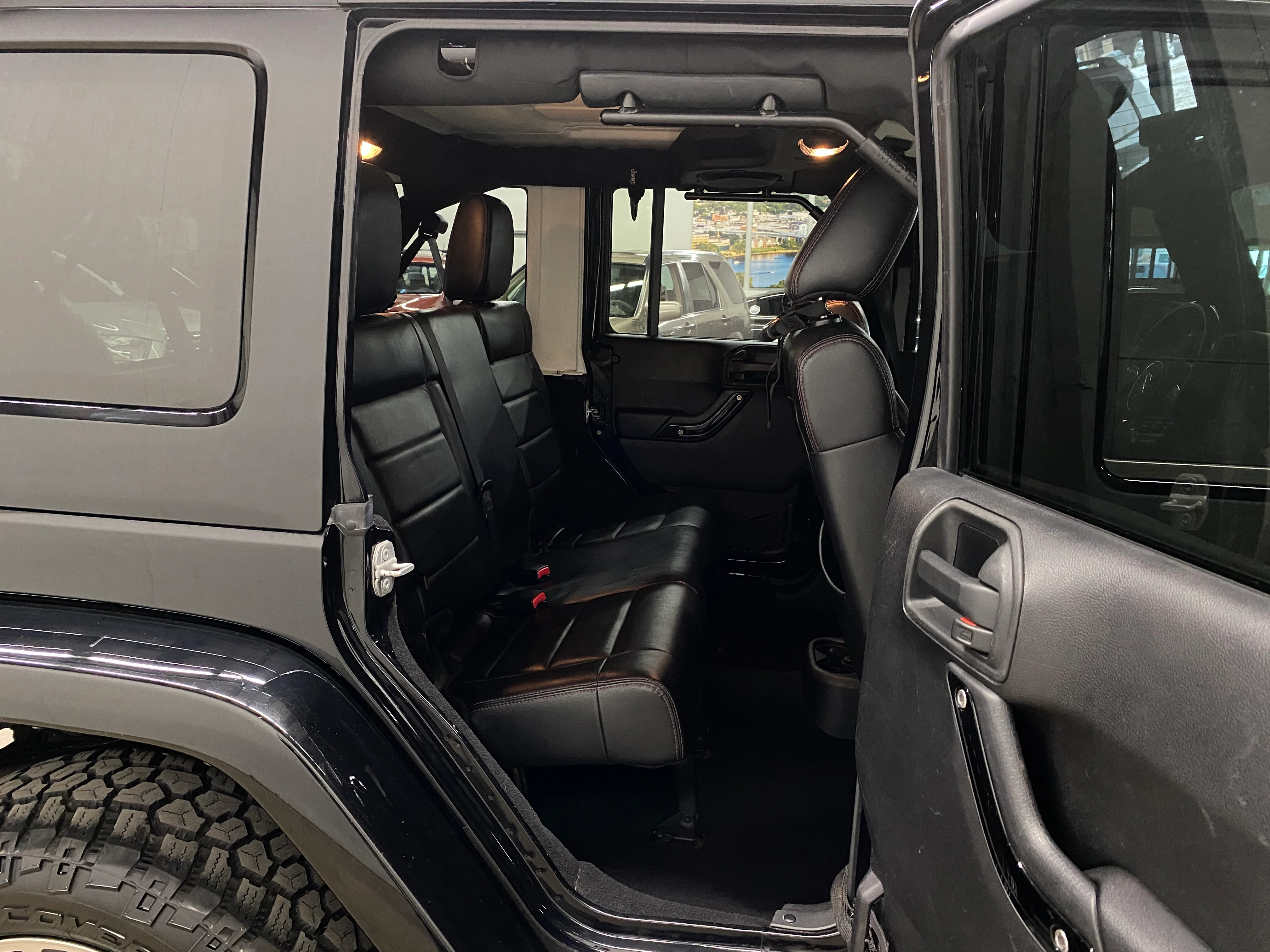 2012 Jeep Wrangler Unlimited Sahara - Image 15