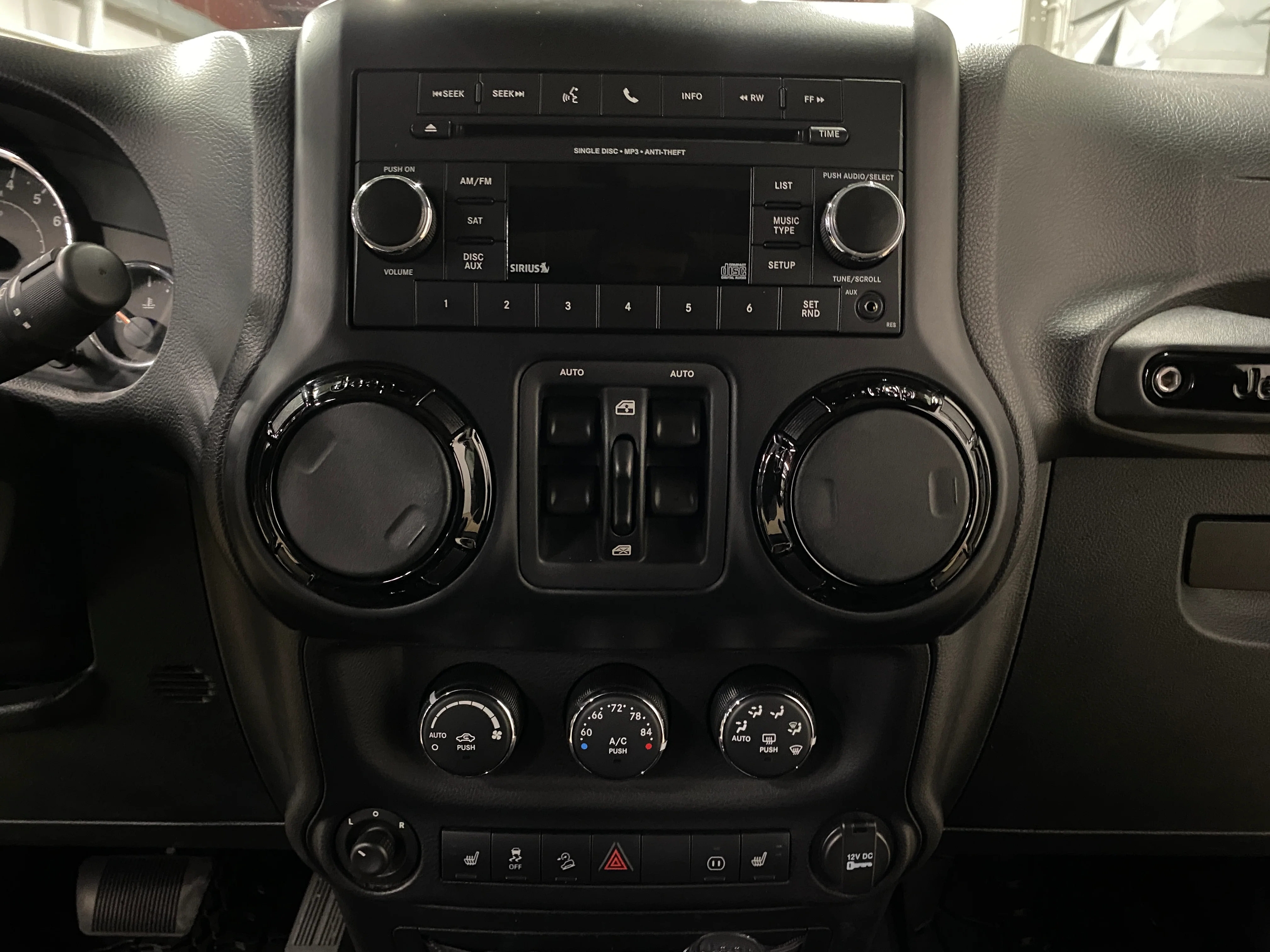 2012 Jeep Wrangler Unlimited Sahara - Image 23