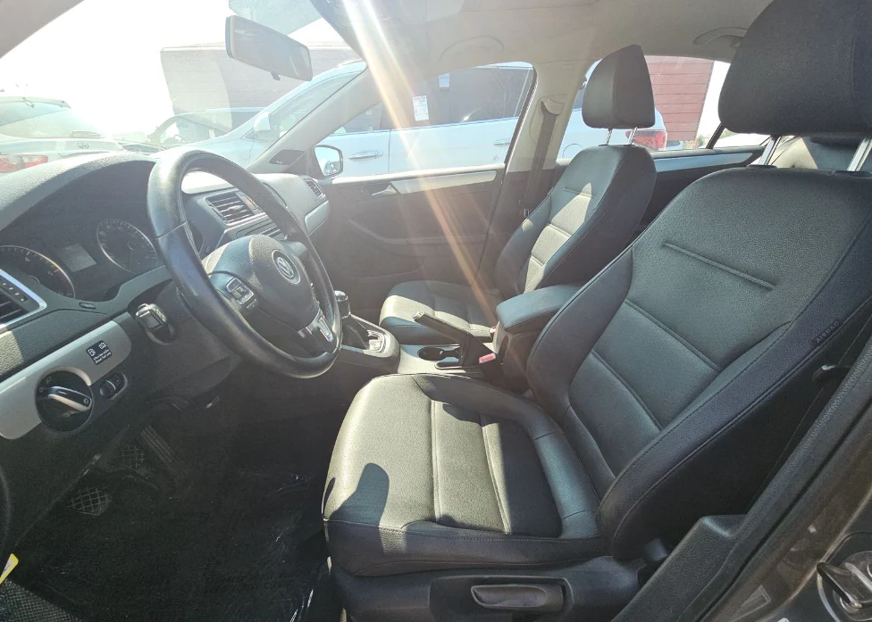 2012 Volkswagen Jetta TDI Sedan Premium Manual - Image 2