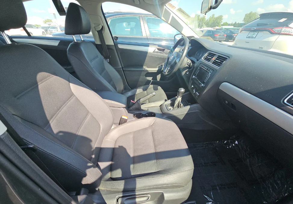 2012 Volkswagen Jetta TDI Sedan Premium Manual - Image 3