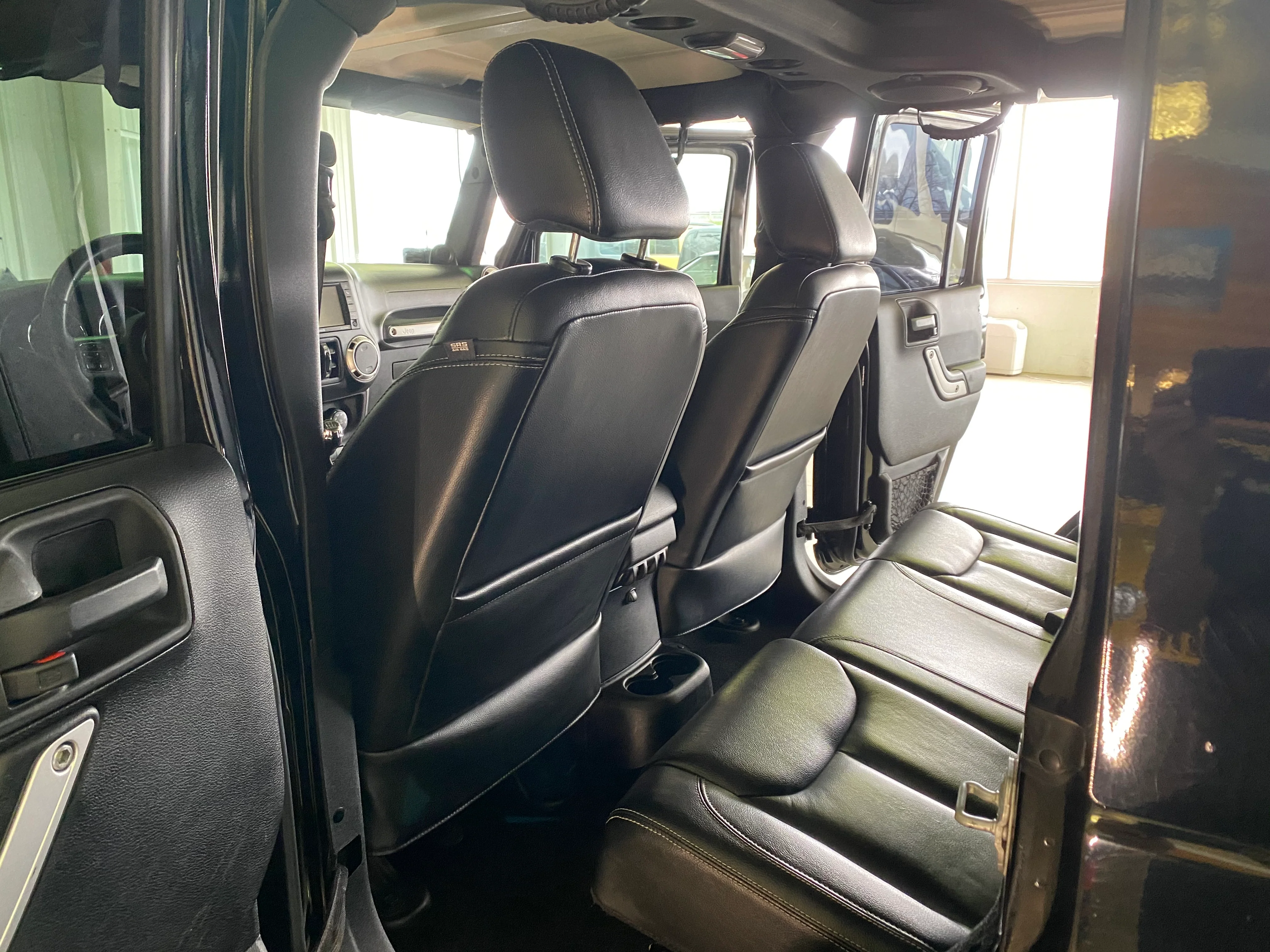 2014 Jeep Wrangler Unlimited Sahara - Image 12