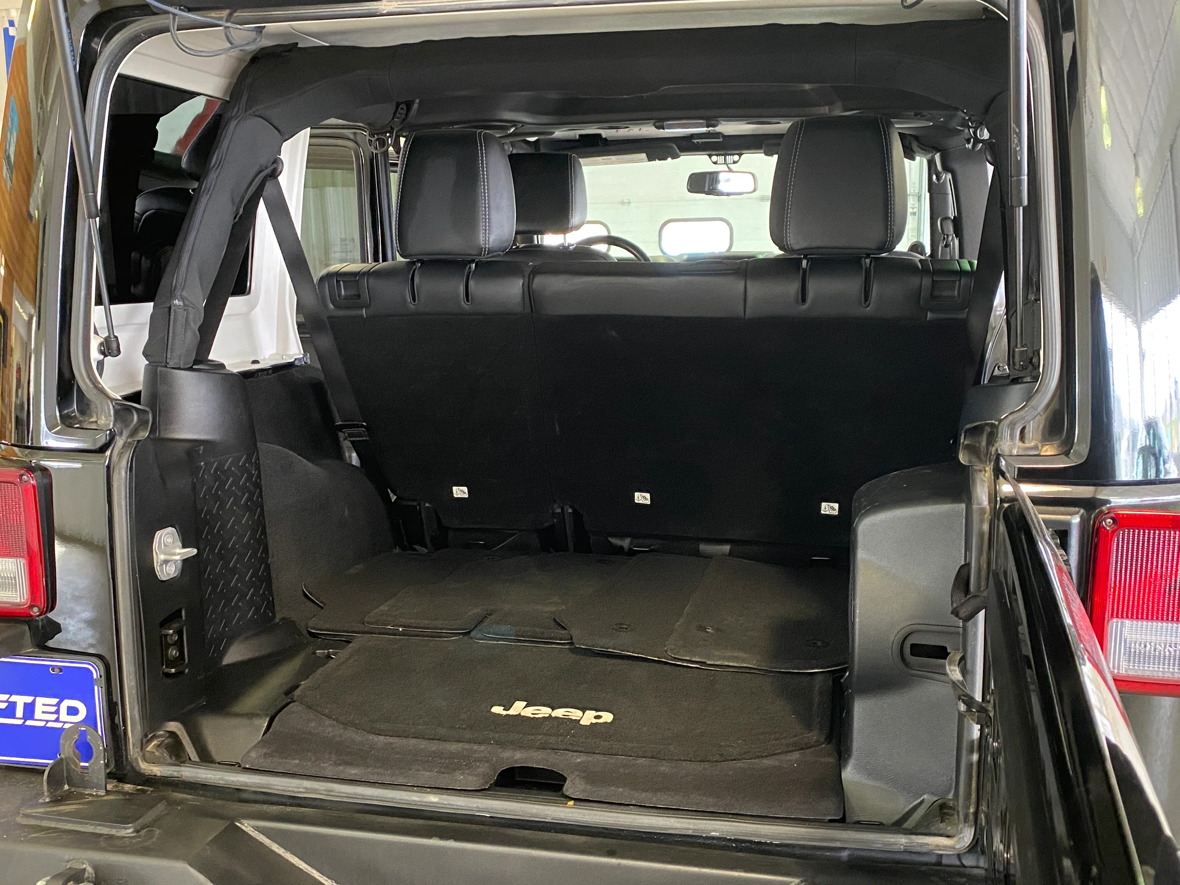 2014 Jeep Wrangler Unlimited Sahara - Image 13