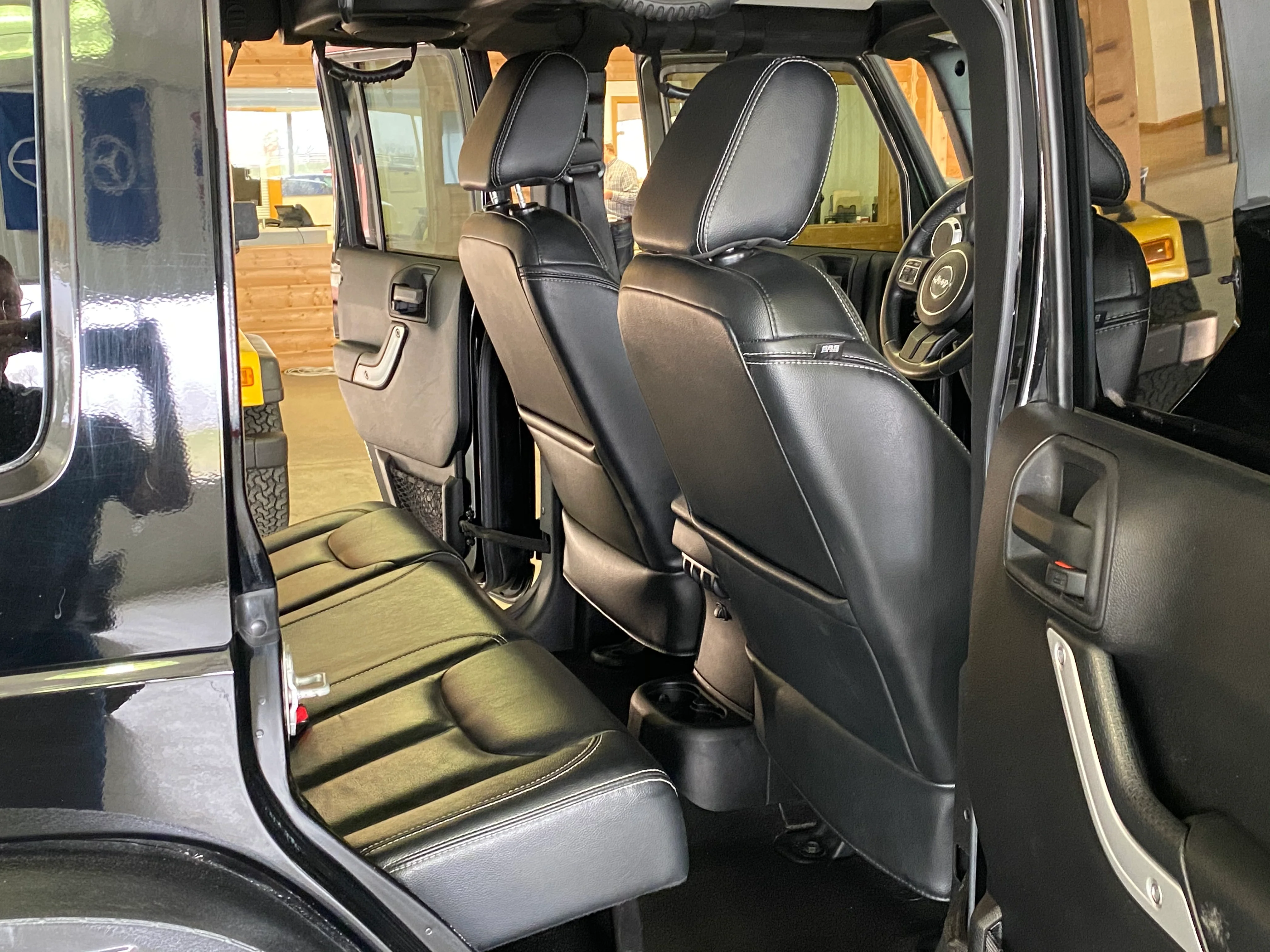 2014 Jeep Wrangler Unlimited Sahara - Image 14