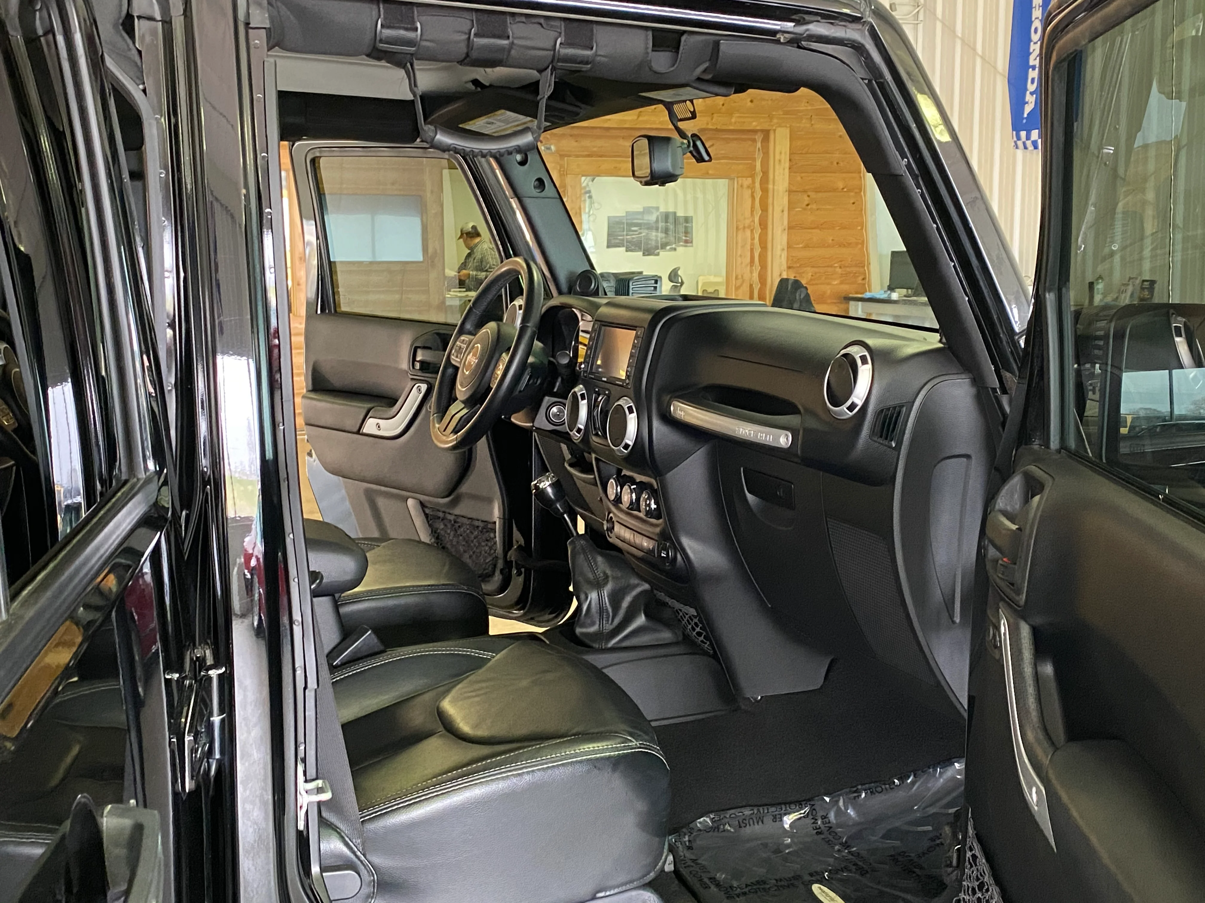 2014 Jeep Wrangler Unlimited Sahara - Image 15