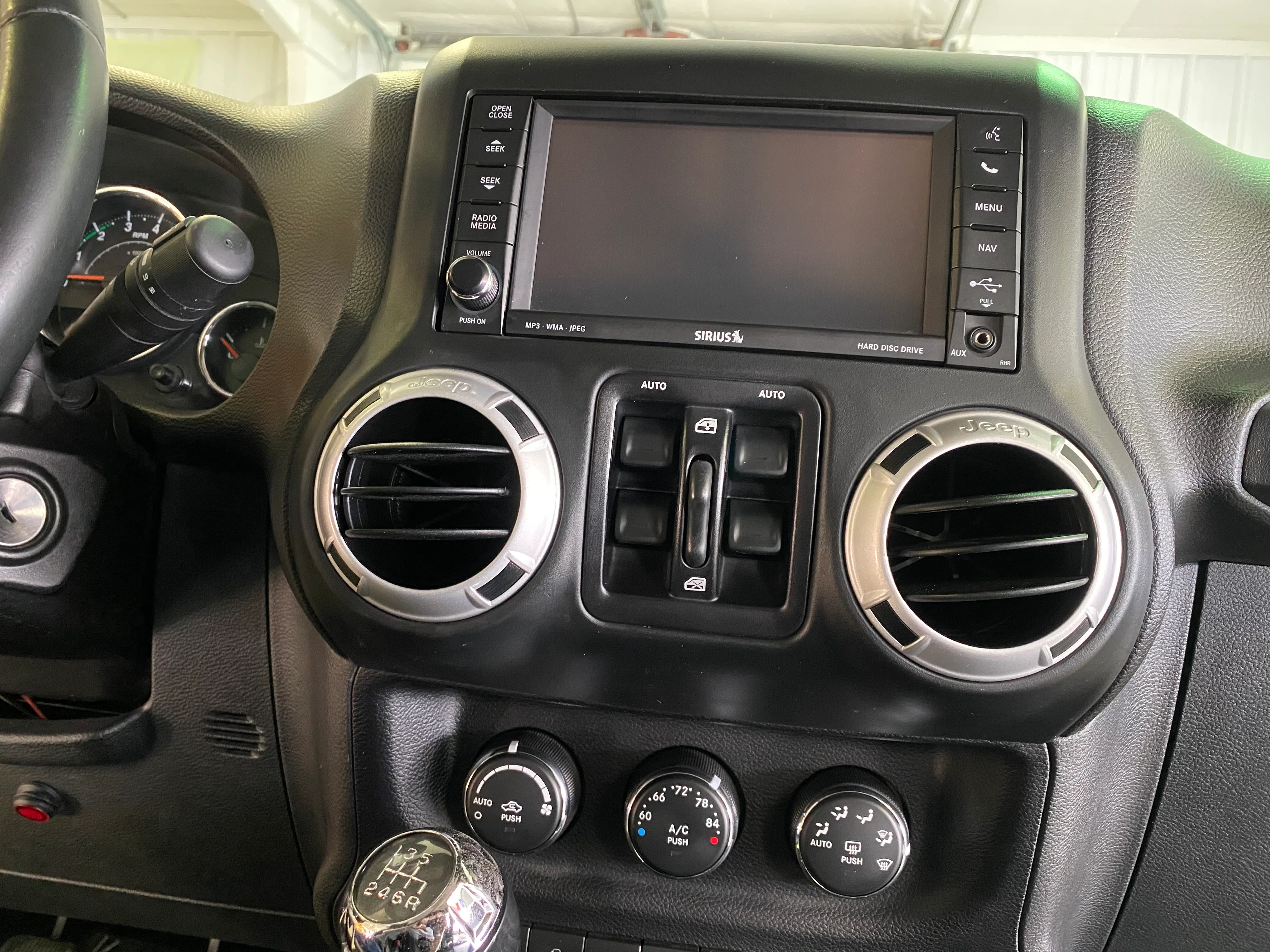 2014 Jeep Wrangler Unlimited Sahara - Image 19