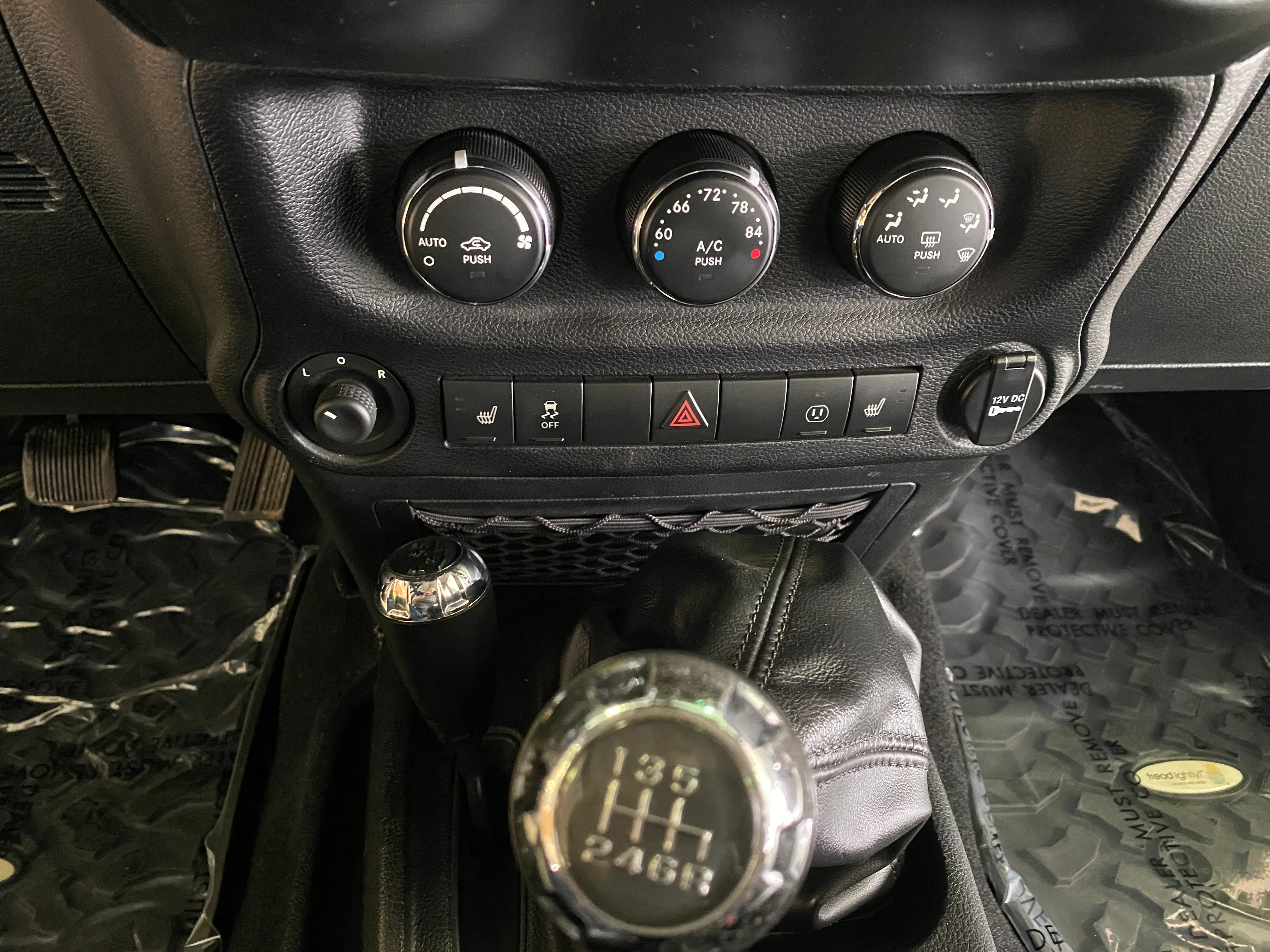2014 Jeep Wrangler Unlimited Sahara - Image 20