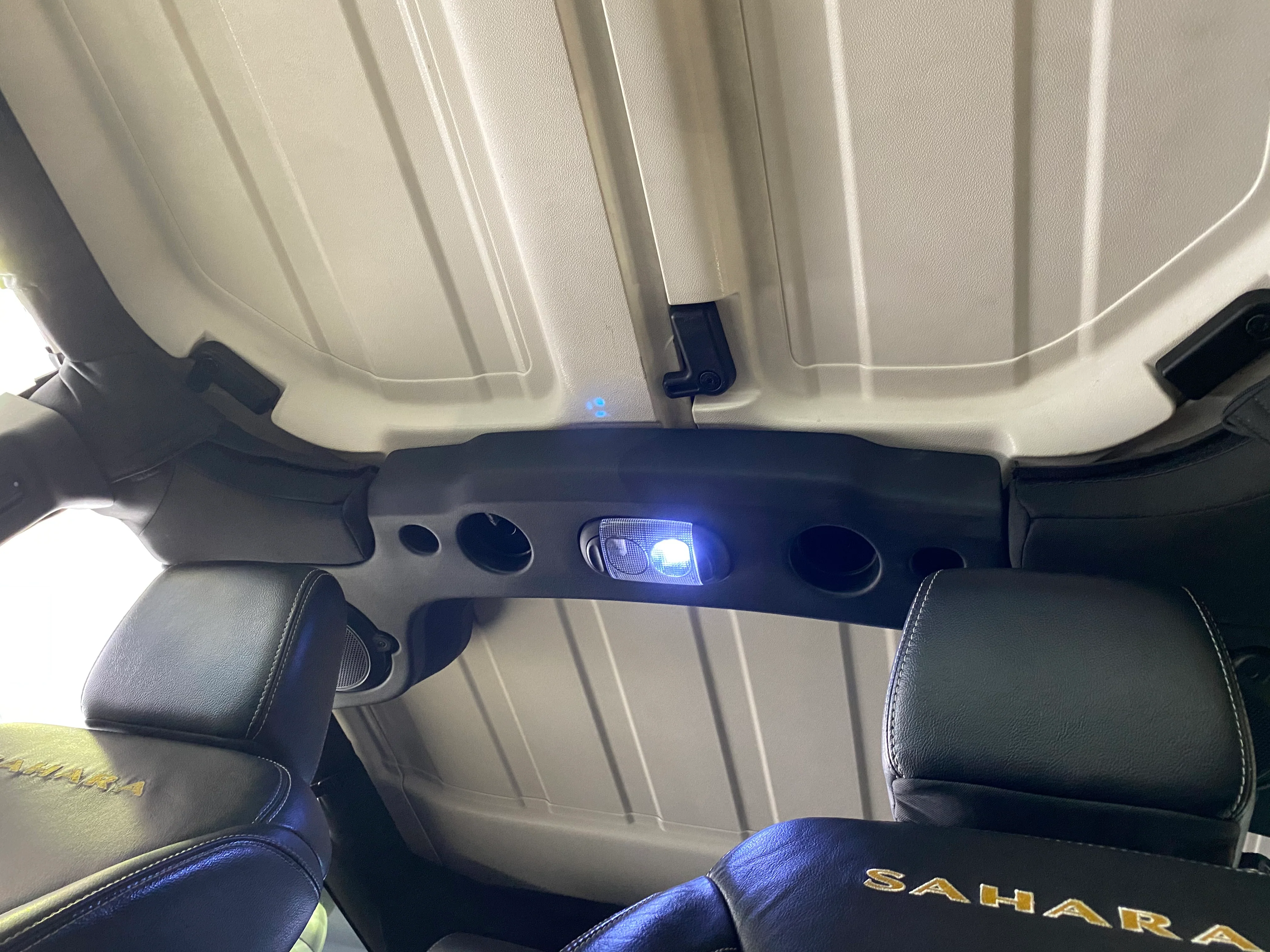 2014 Jeep Wrangler Unlimited Sahara - Image 25