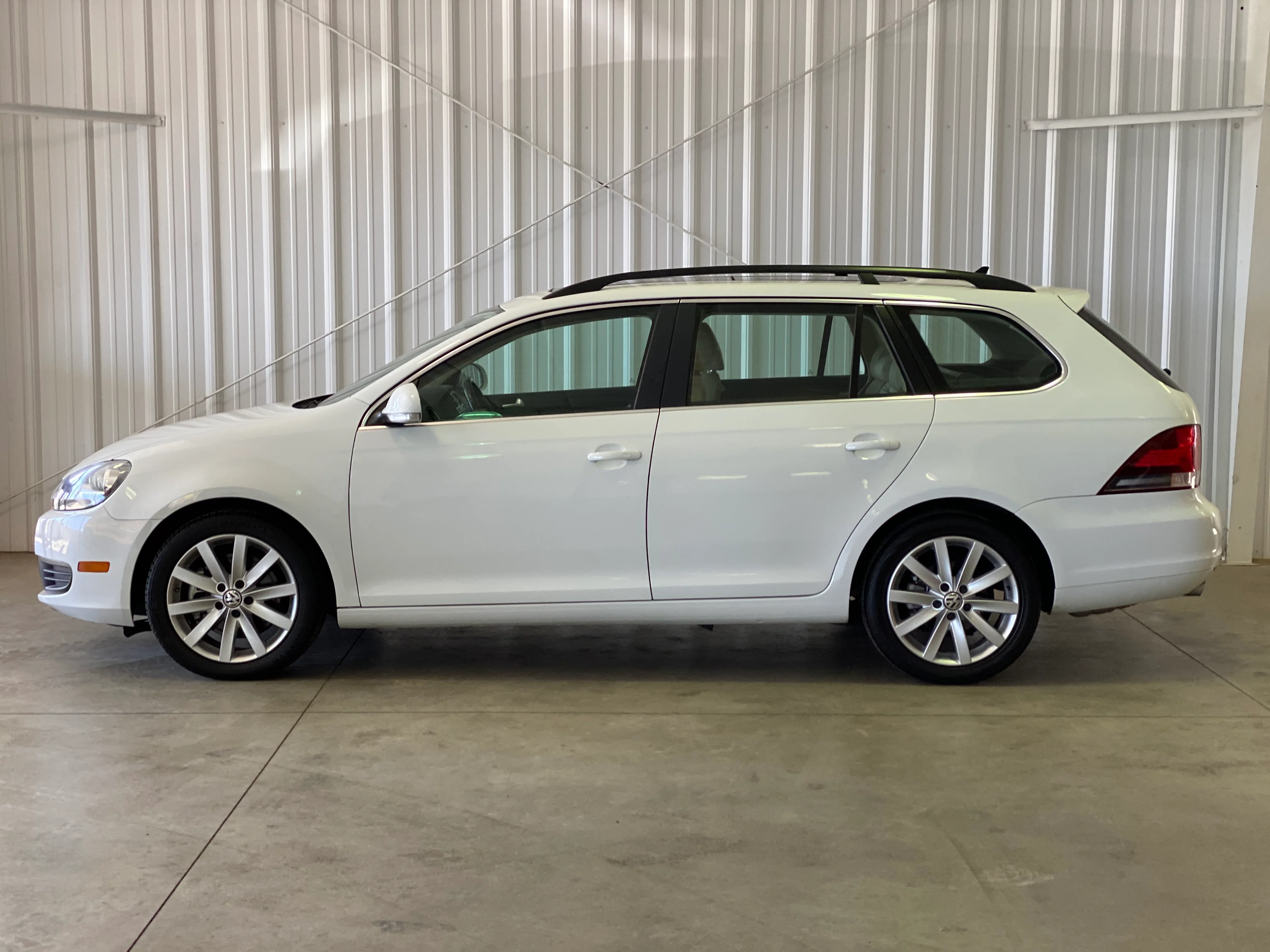 2014 Volkswagen Jetta Sportwagen TDI DSG - Image 2