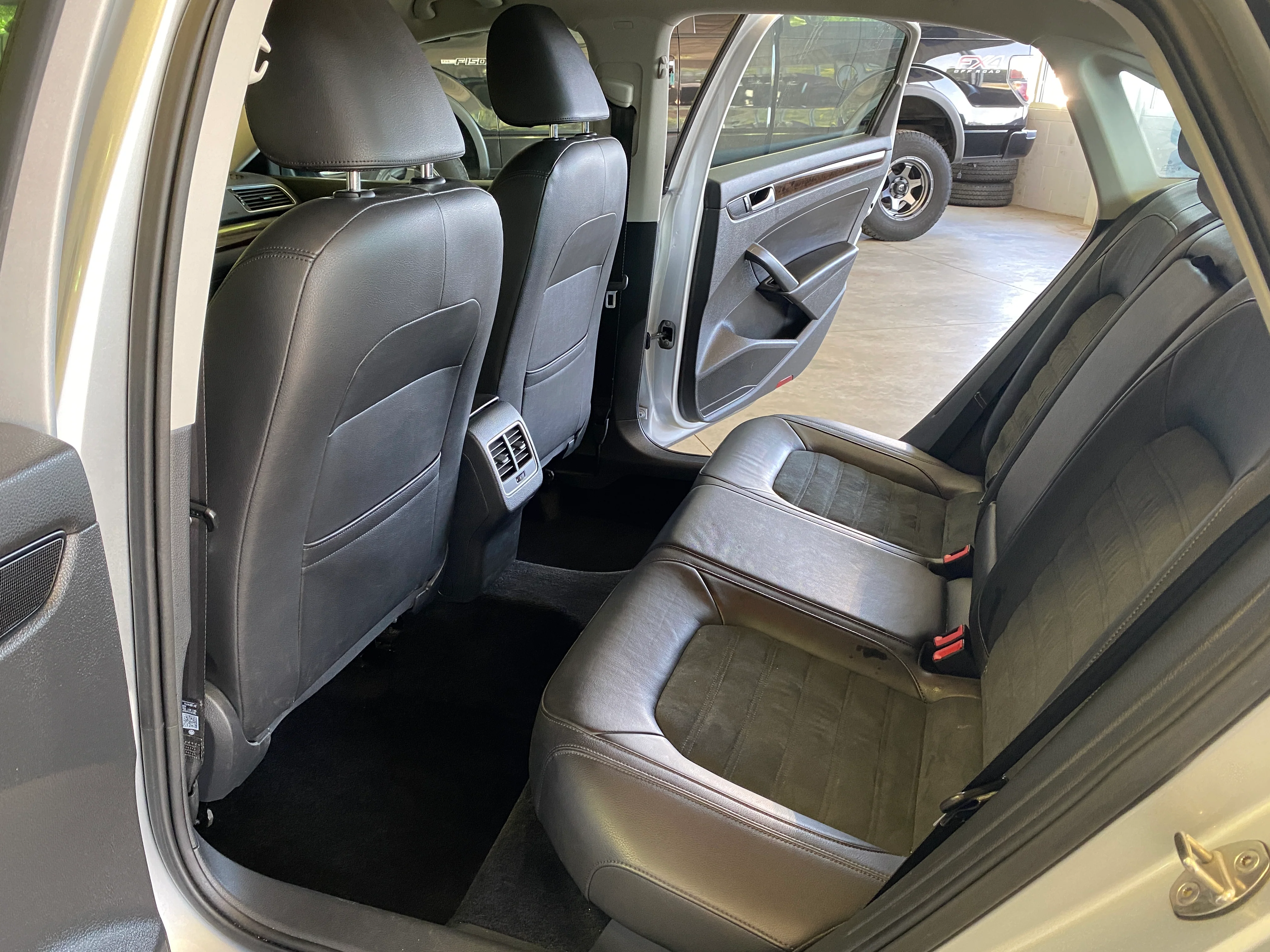 2015 Volkswagen Passat SEL Premium V6 - Image 11